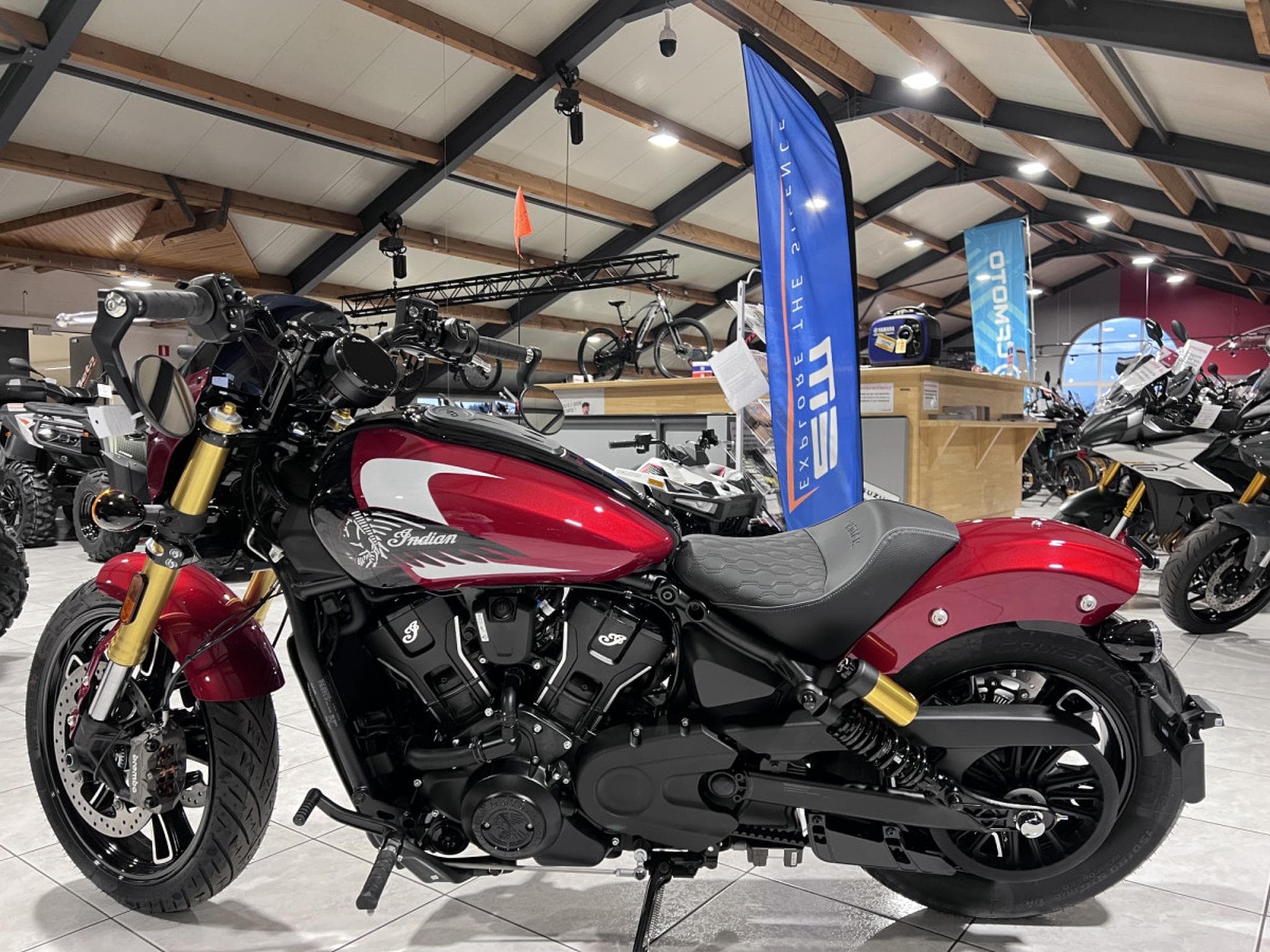 Indian 101 Scout Classic Ltd + Tech Maroon  Metallic  w/ graphics (2026) - Foto 4