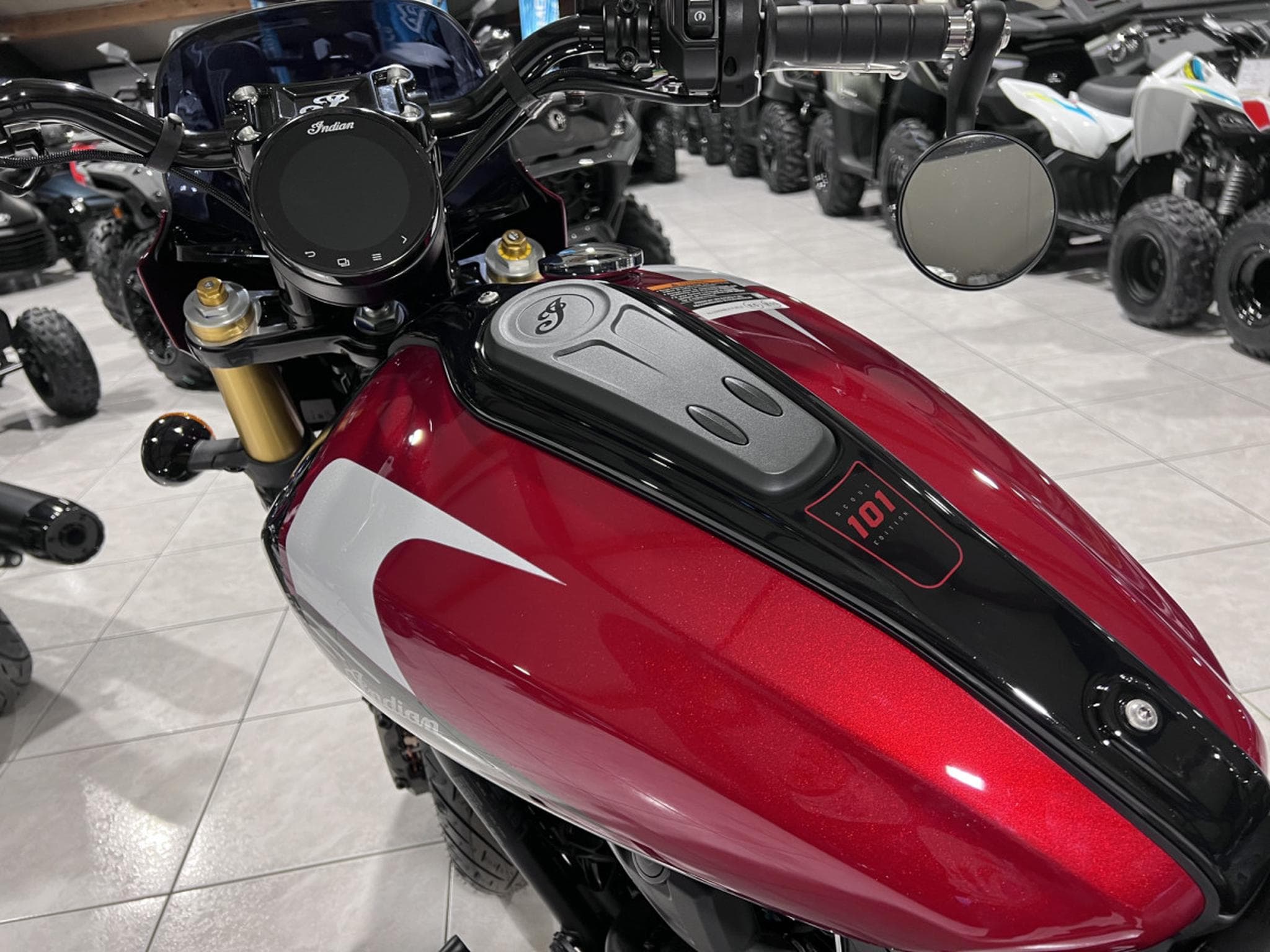 Indian 101 Scout Classic Ltd + Tech Maroon  Metallic  w/ graphics (2026) - Foto 6