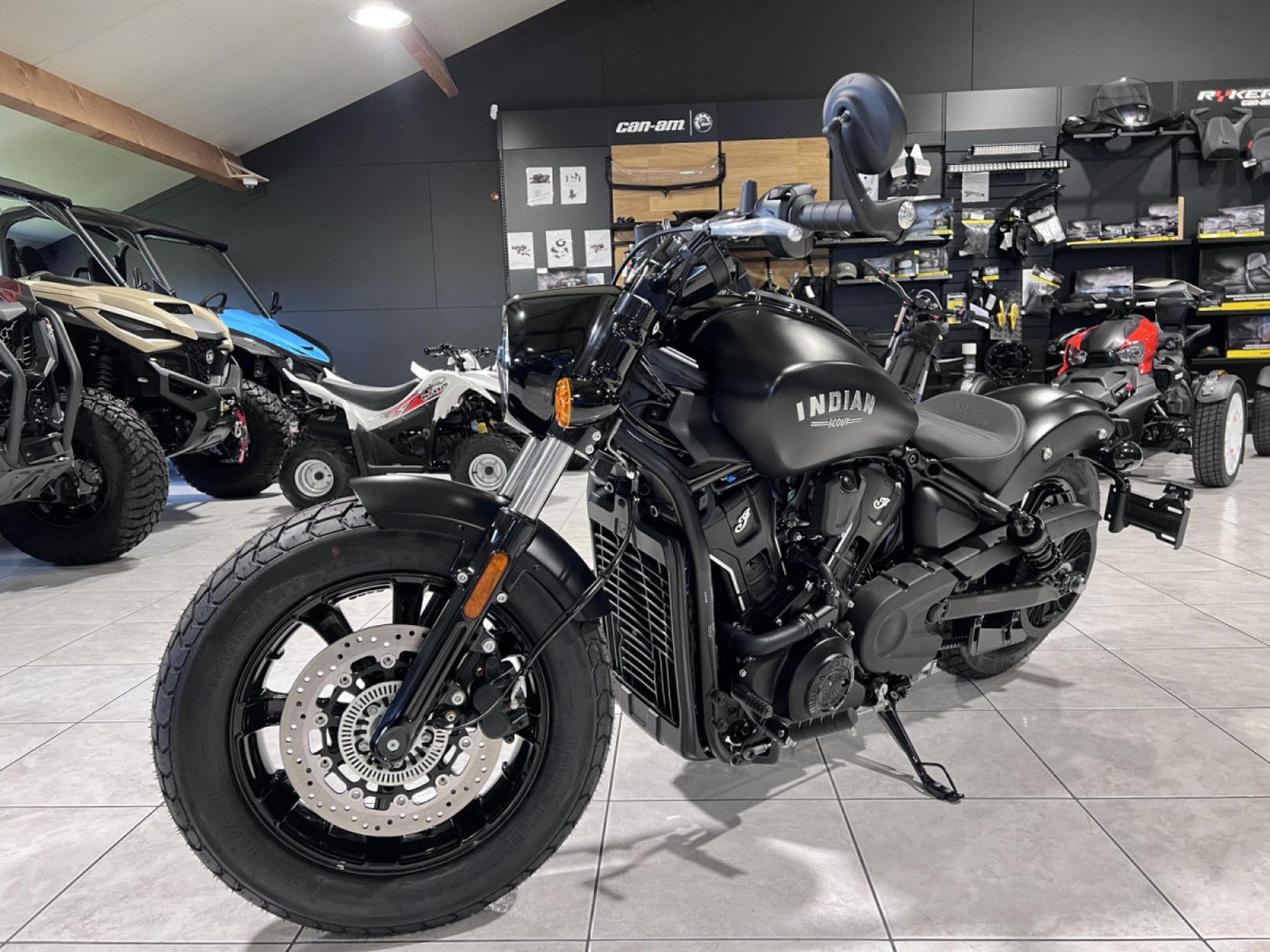 Indian Scout Bobber Ltd + Tech Black Smoke (2026) - Foto 2