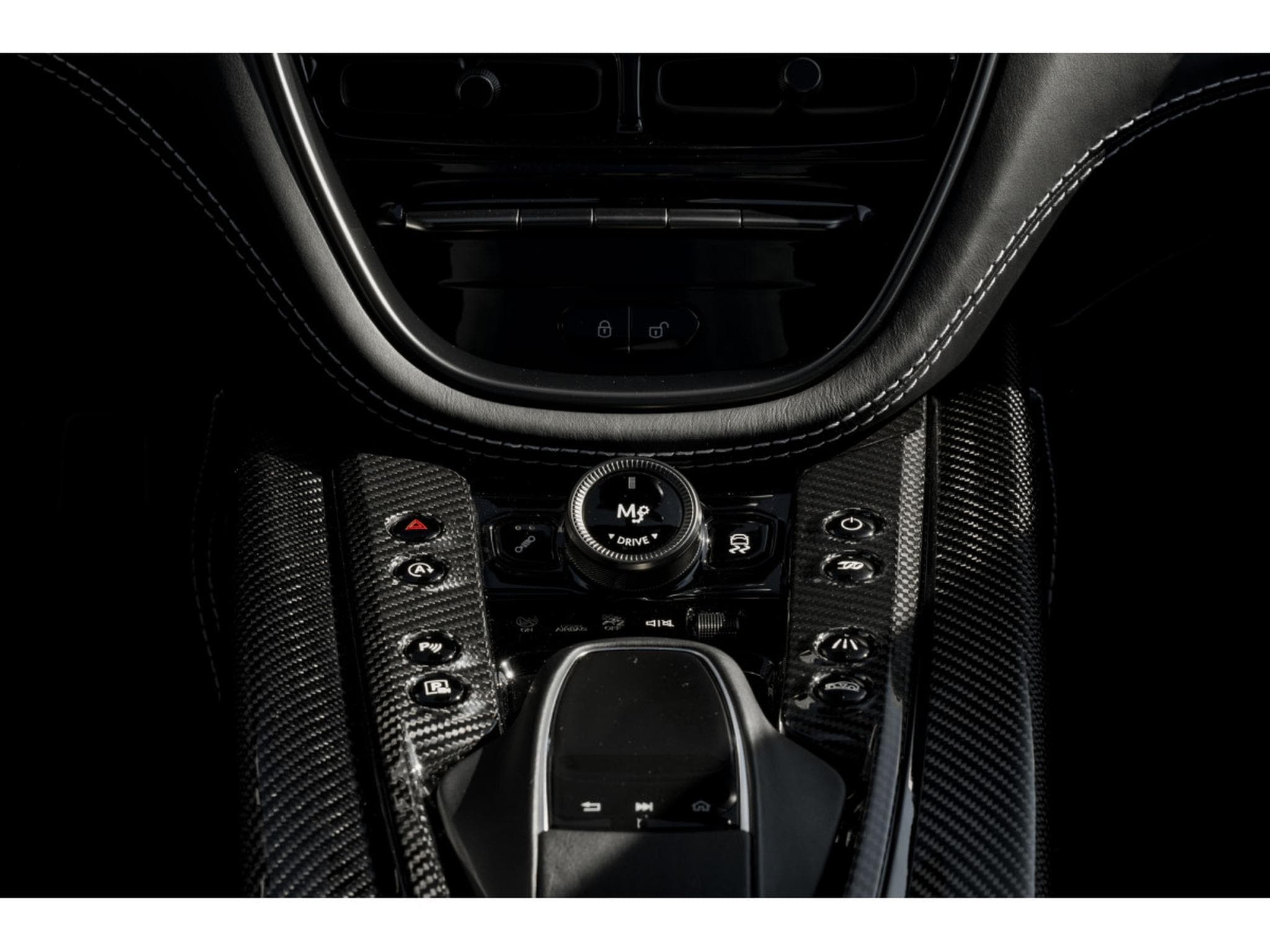 Aston-Martin DBX 707 - Carbone Extérieur & Intérieur - Jantes 23" Forgées (2022) - Photo 12