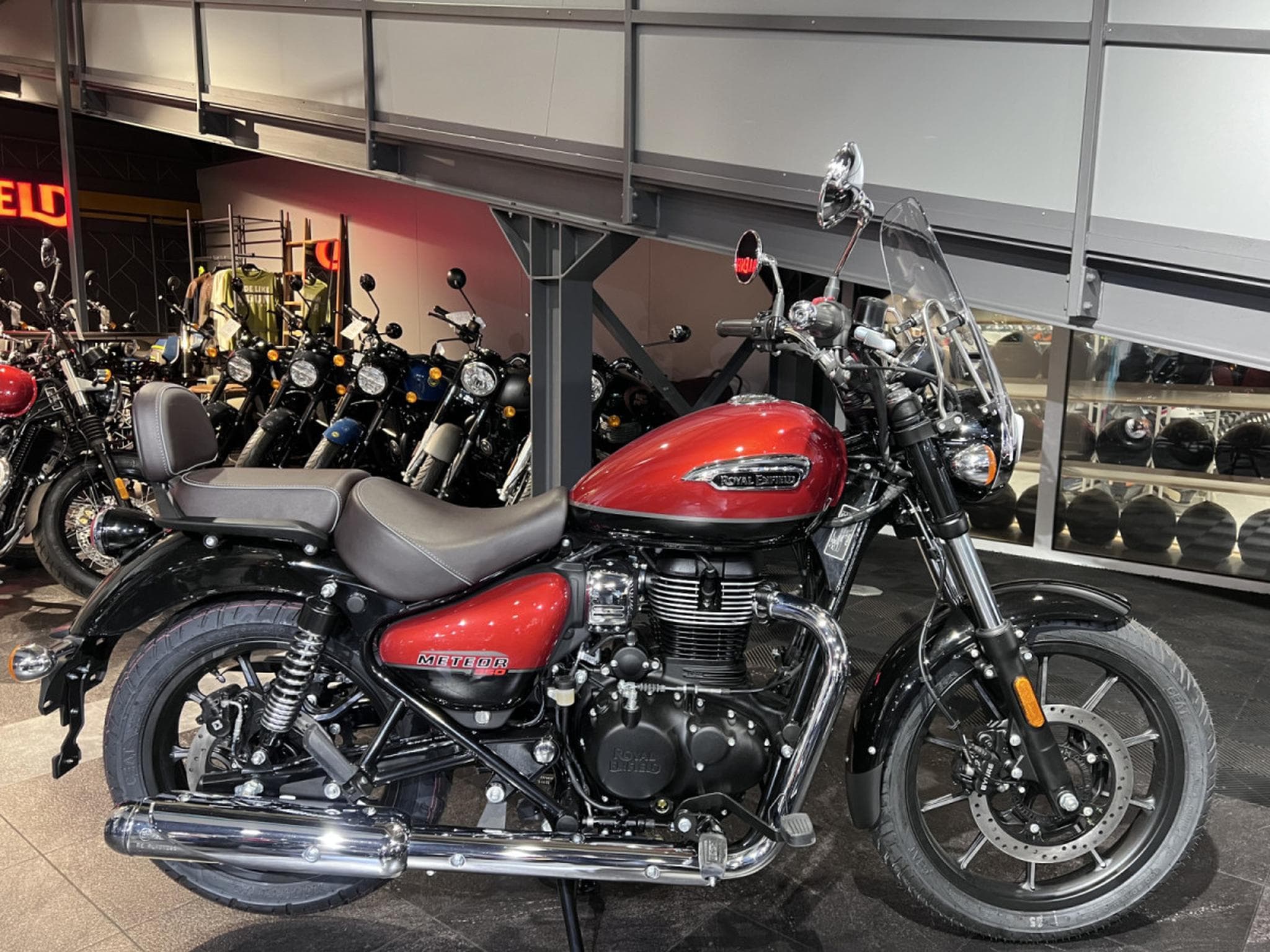 Royal Enfield Meteor SUPERNOVA RED (2024) - Photo 1