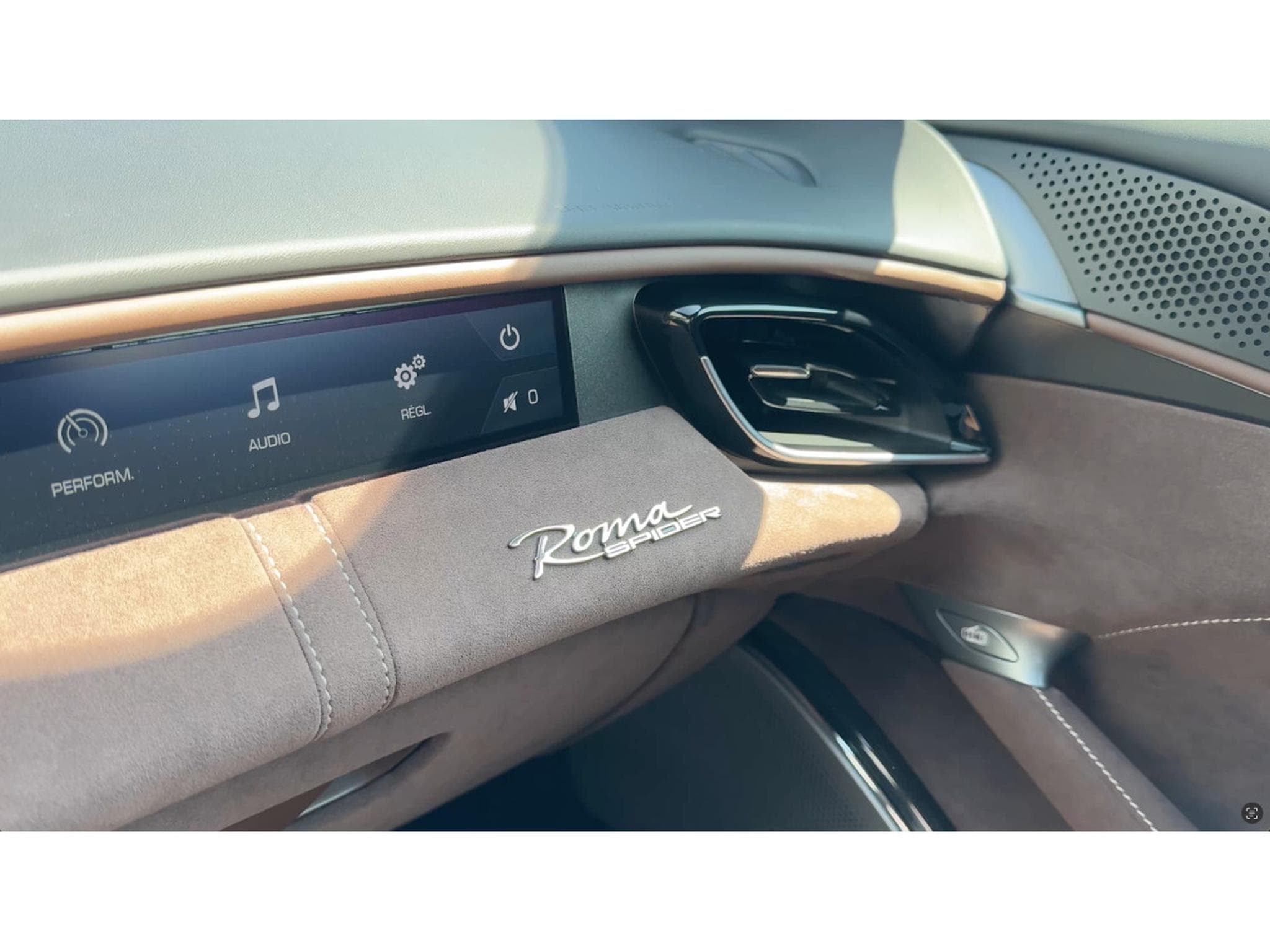 Ferrari Roma Spider (2025) - Photo 10