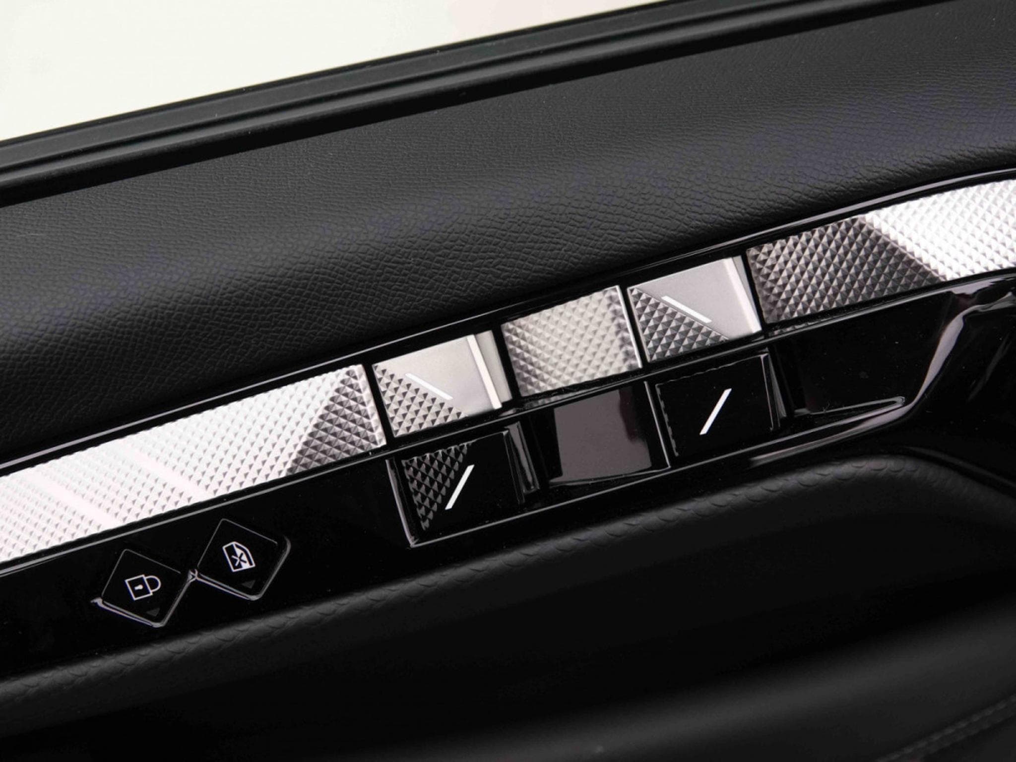 DS Automobiles DS4 1.2 PureTech 136 e-DCS6 Pallas (2025) - Photo 17