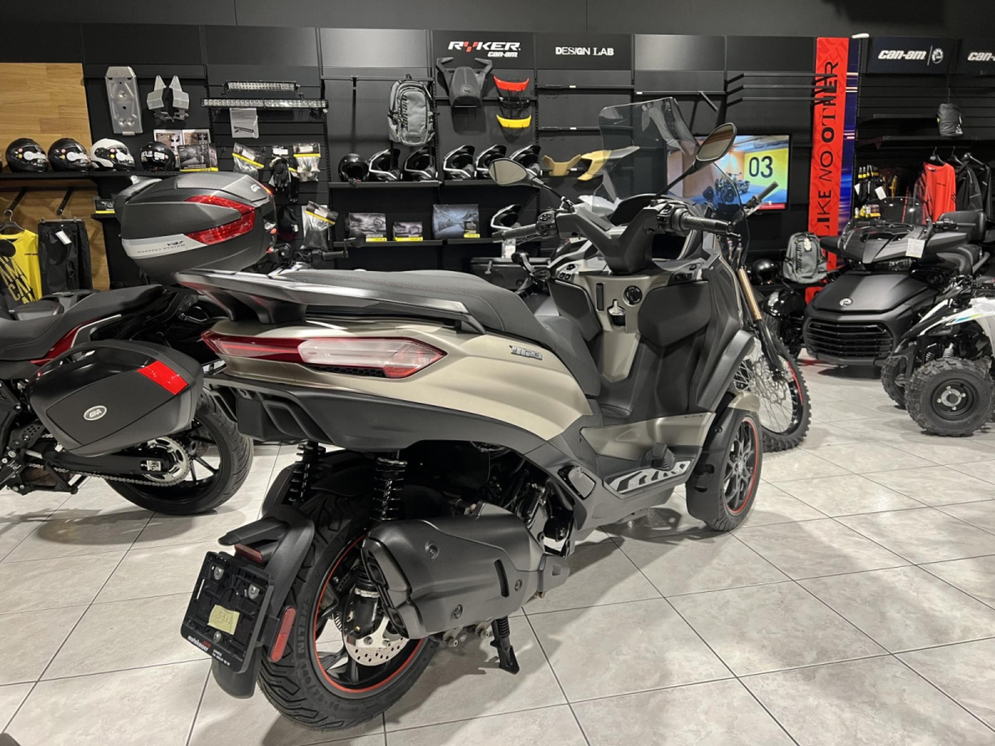 Piaggio MP3 (2023) - Photo 3