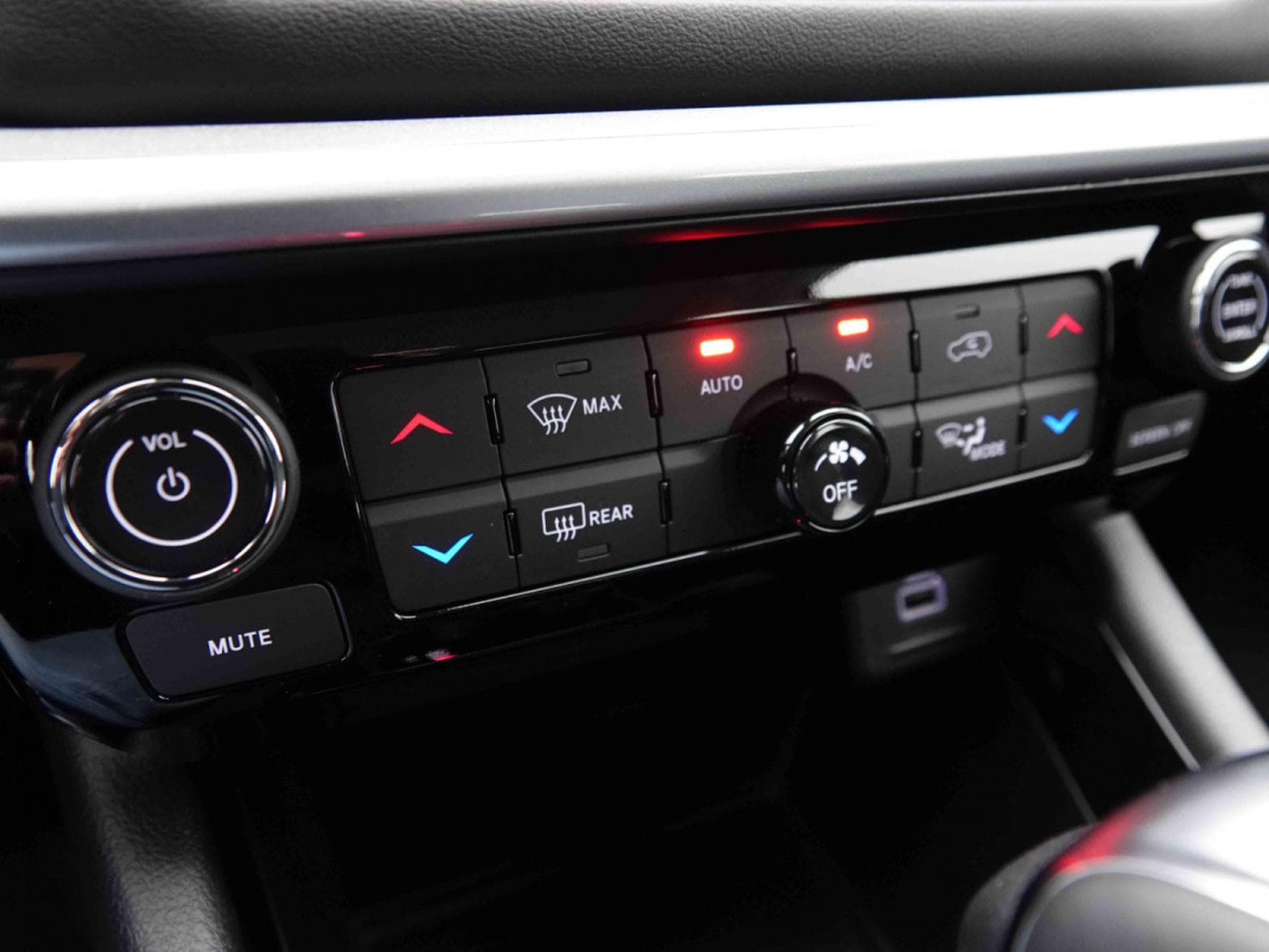 Jeep Compass 1.5 T4 e-Hybrid 131 DCT Altitude (2025) - Photo 13