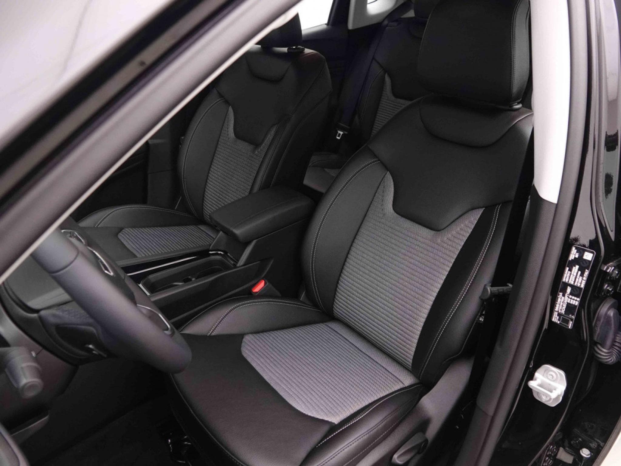 Jeep Compass 1.5 T4 e-Hybrid 131 DCT Altitude (2025) - Photo 8