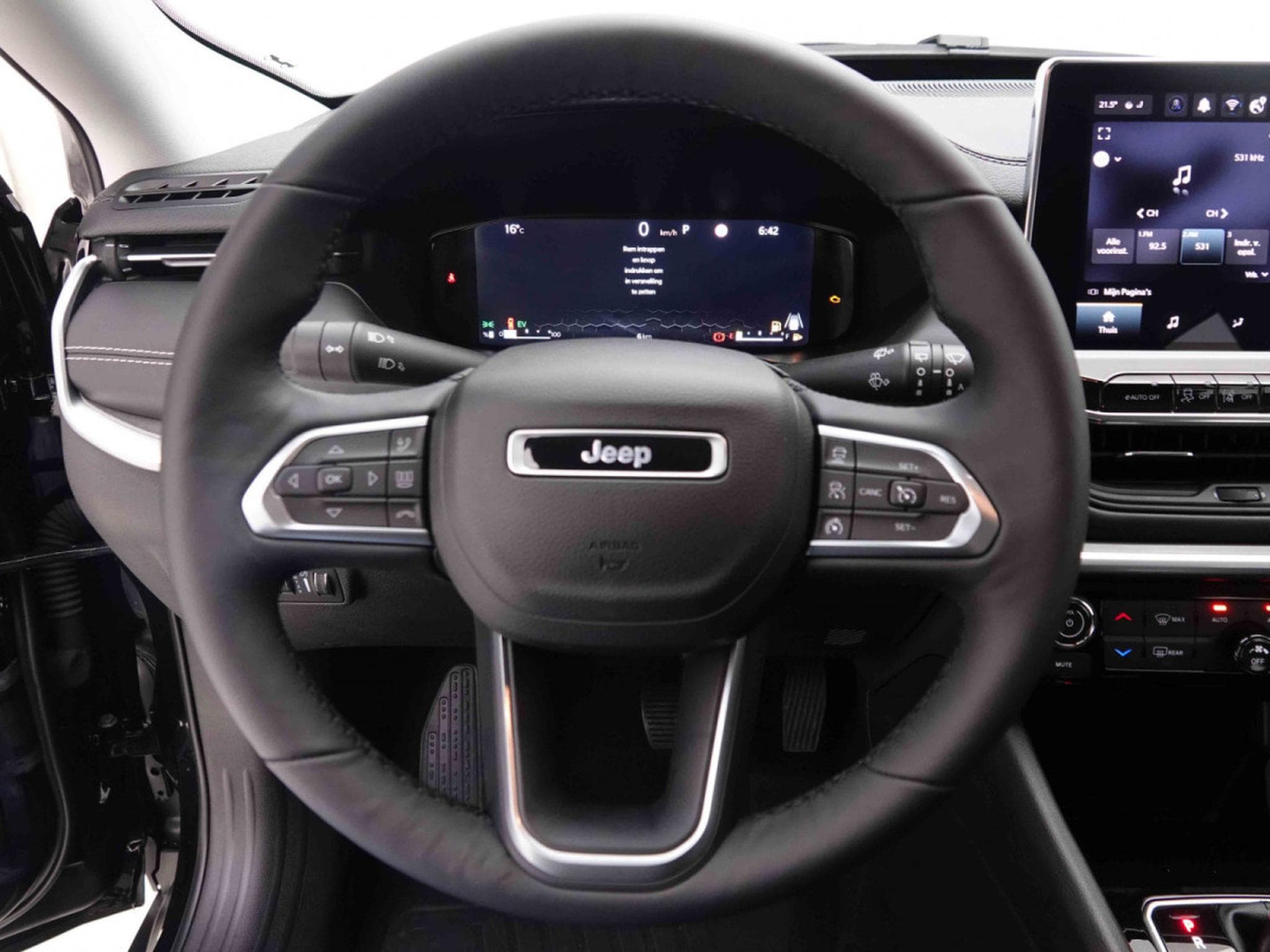 Jeep Compass 1.5 T4 e-Hybrid 131 DCT Altitude (2025) - Photo 9