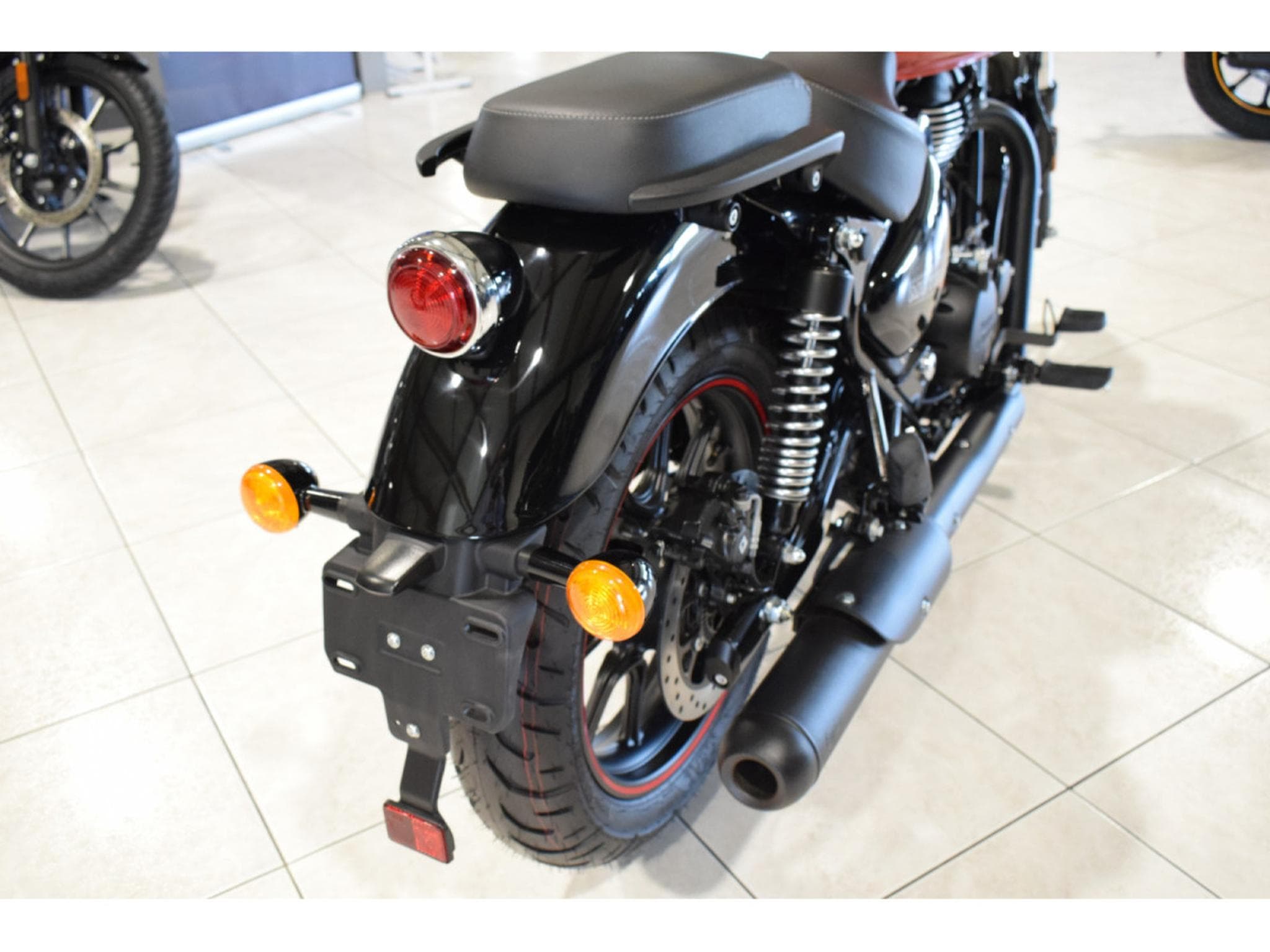 Royal Enfield Meteor FIREBALL RED (2026) - Photo 3