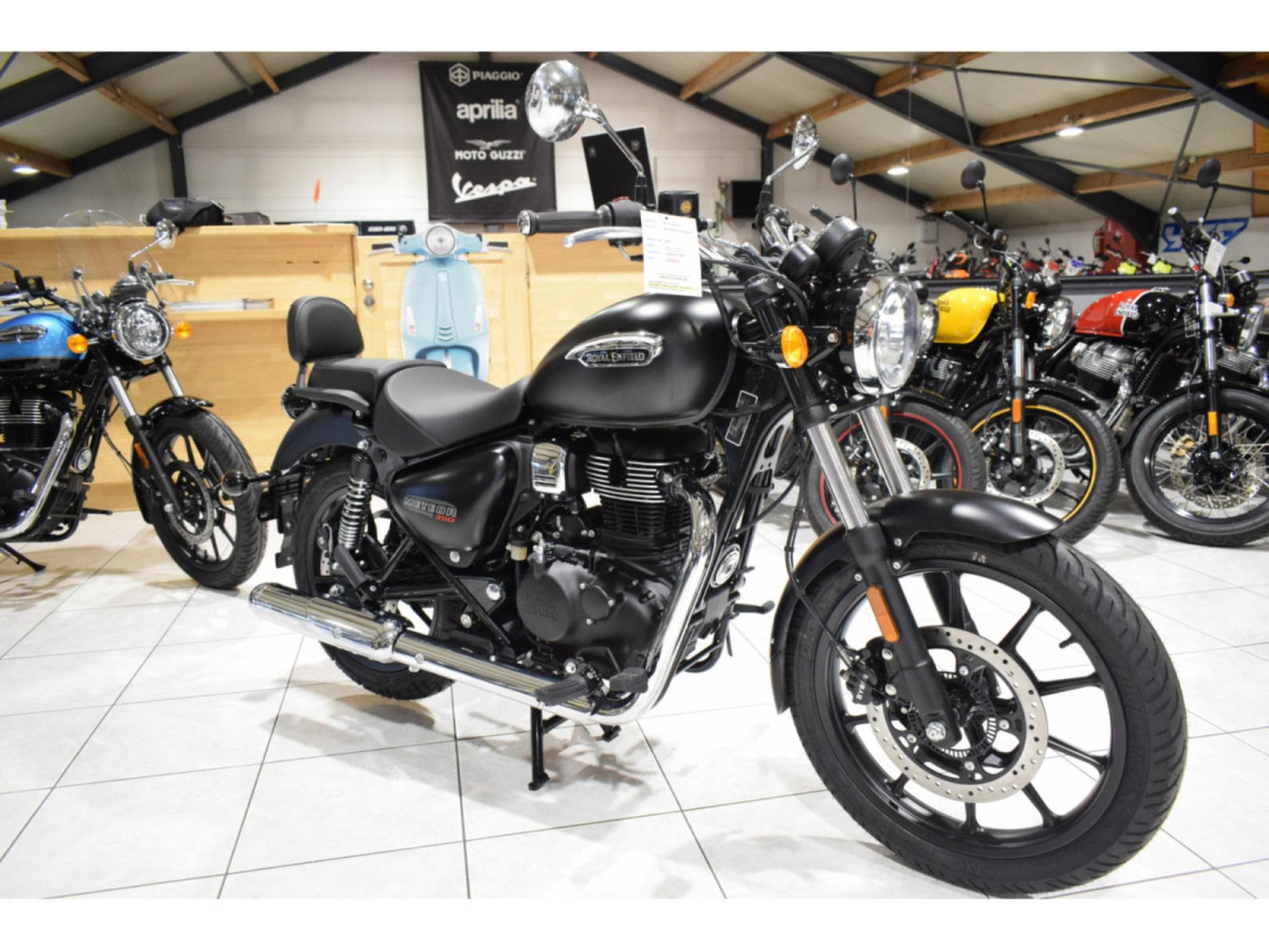 Royal Enfield Meteor STELLAR BLACK (2026) - Photo 6
