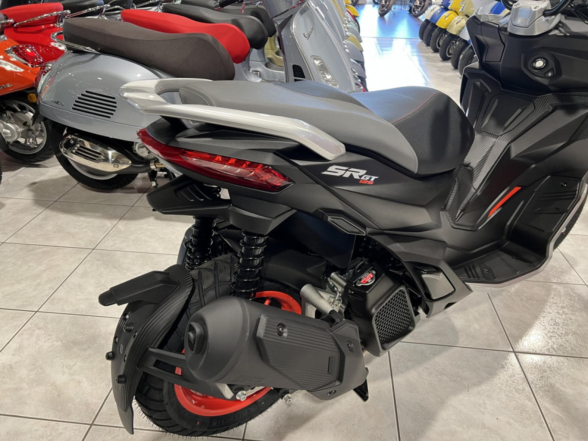 Aprilia SR GT SPORT GREY BLACK (2026) - Foto 3