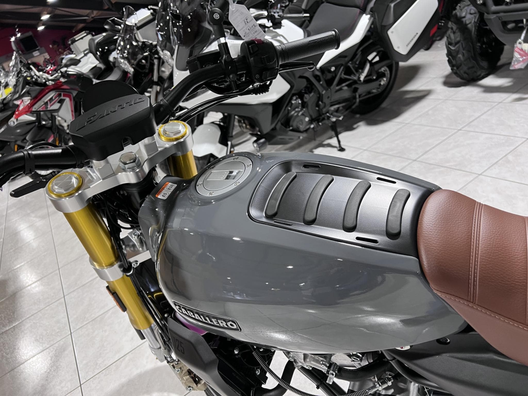 Fantic Caballero DELUXE (2026) - Foto 6