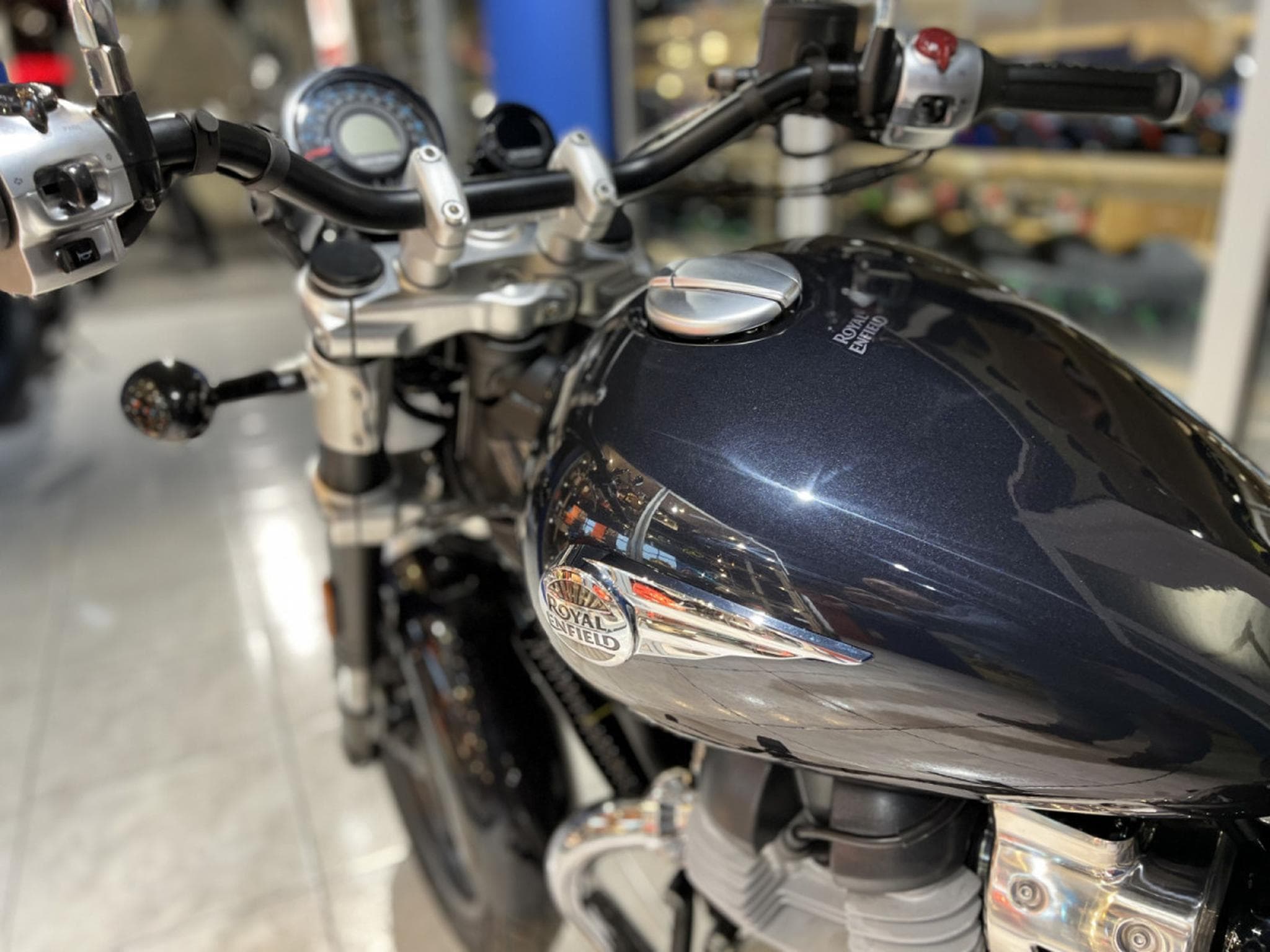 Royal Enfield Meteor Noir Astral (2026) - Foto 5