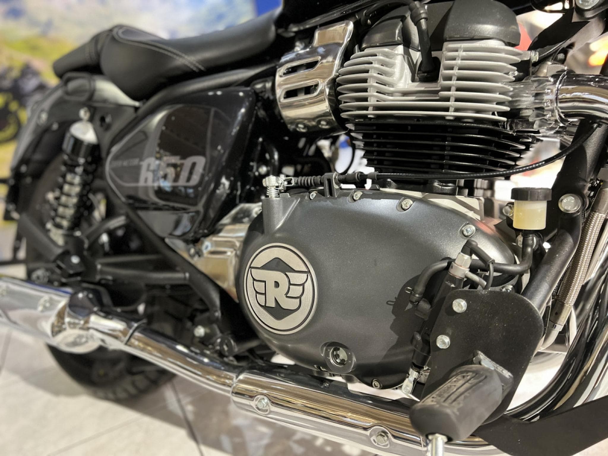 Royal Enfield Meteor Noir Astral (2026) - Foto 7