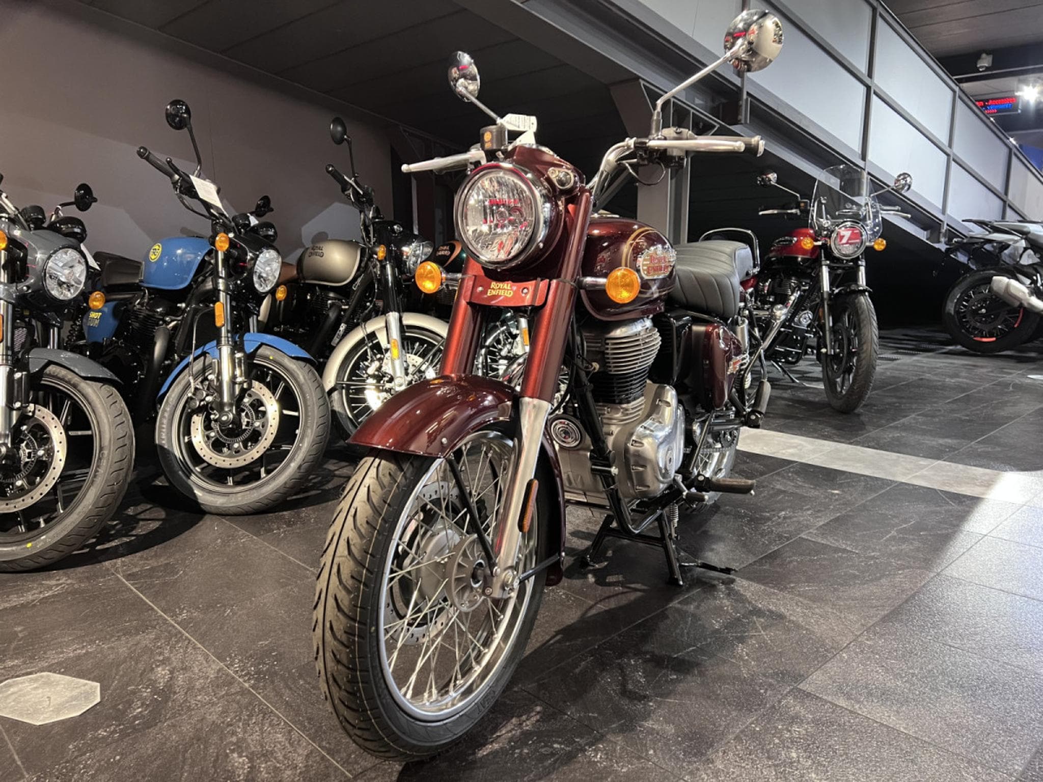 Royal Enfield Bullet 350 Maroon (2025) - Foto 2