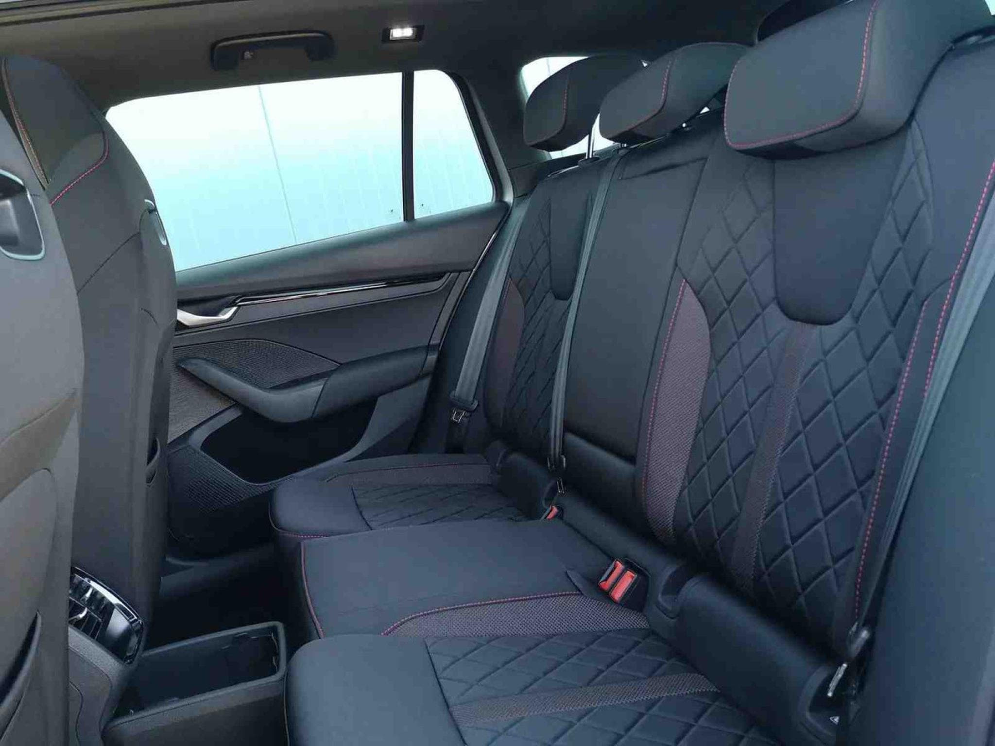 Skoda Octavia 2.0 TSi DSG 265 RS (2025) - Foto 7