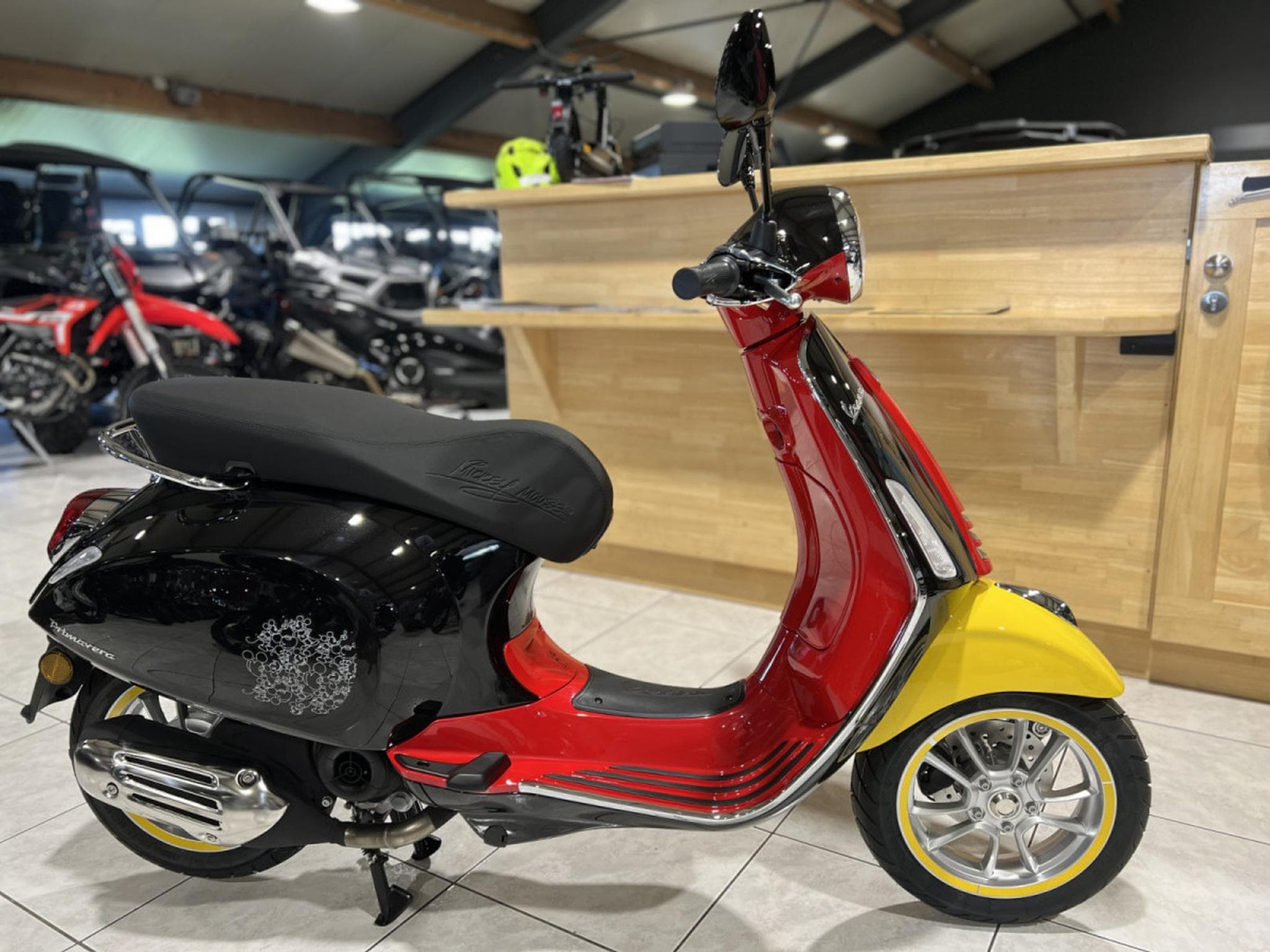 Vespa Primavera Mickey Mouse Edition 4T  classe B 45 Km/h (2025) - Foto 1