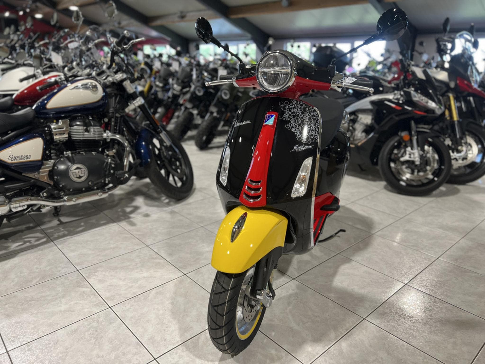 Vespa Primavera Mickey Mouse Edition 4T  classe B 45 Km/h (2025) - Foto 2