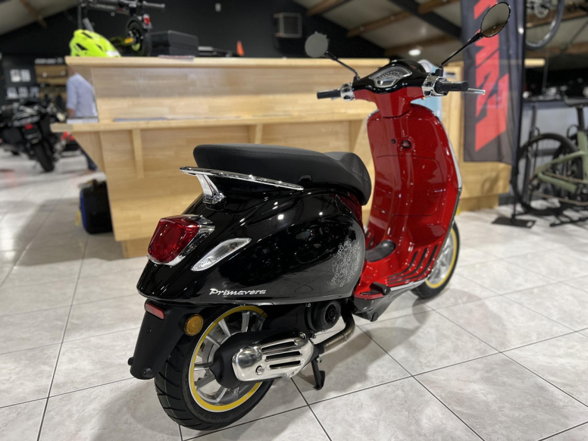 Vespa Primavera Mickey Mouse Edition 4T  classe B 45 Km/h (2025) - Foto 3