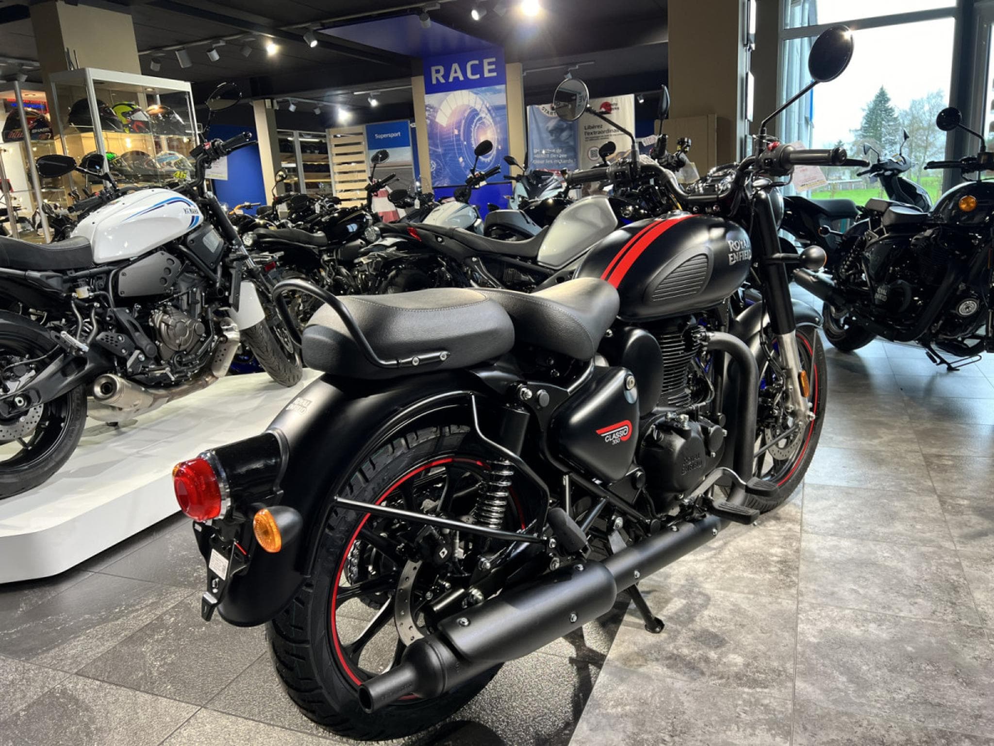 Royal Enfield Classic 350 Dark Spoke Wheels (2026) - Foto 3