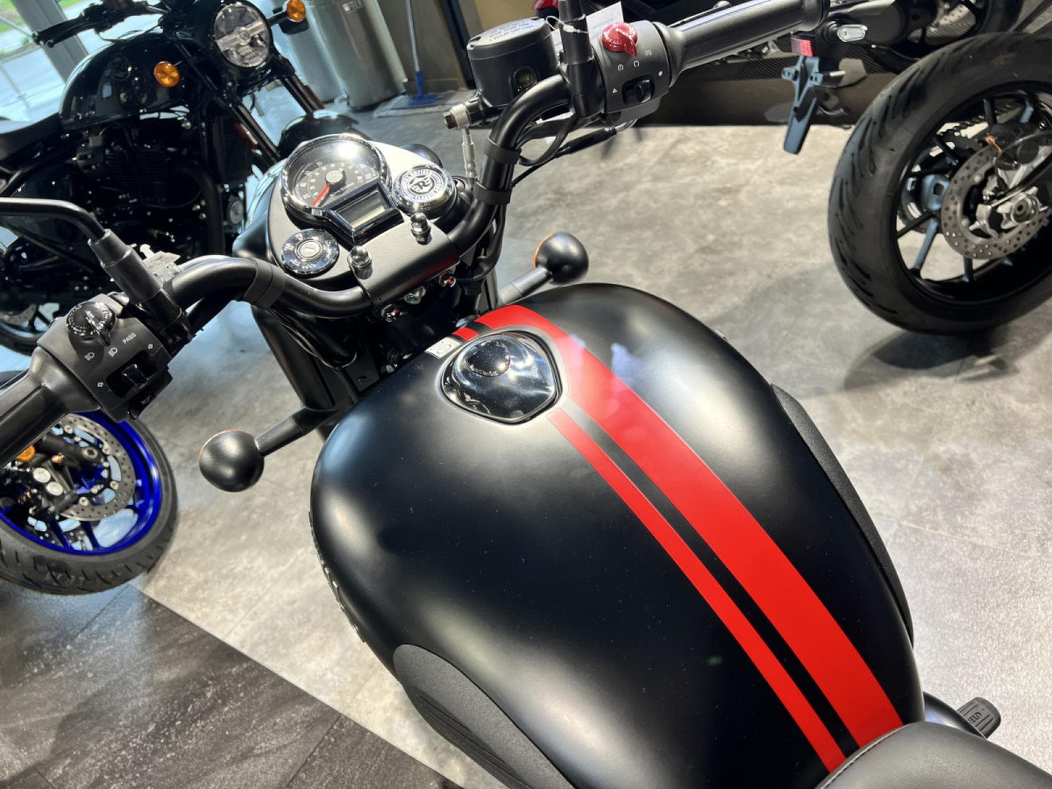 Royal Enfield Classic 350 Dark Spoke Wheels (2026) - Foto 5