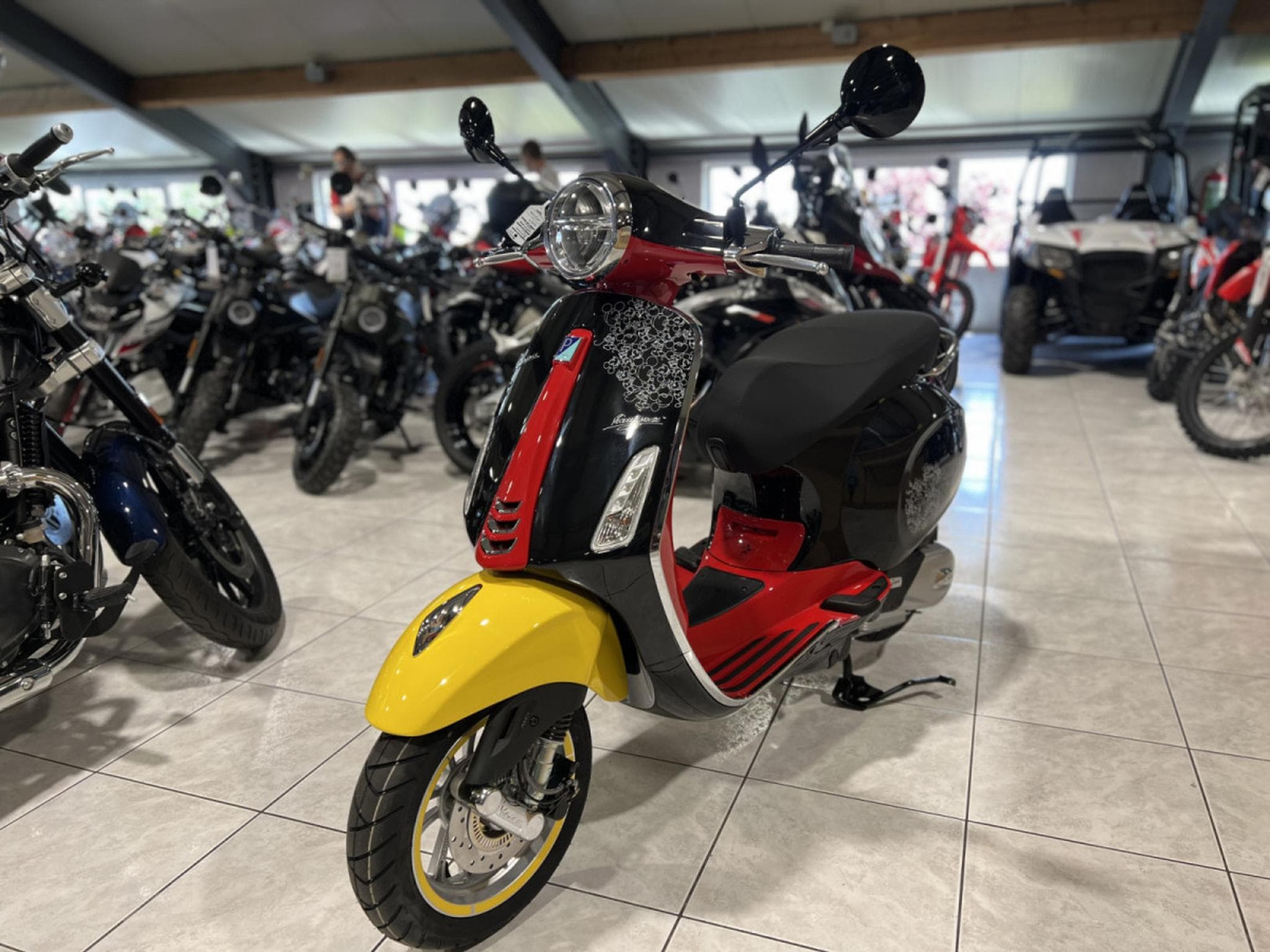 Vespa Primavera Mickey Mouse Edition (2026) - Photo 2