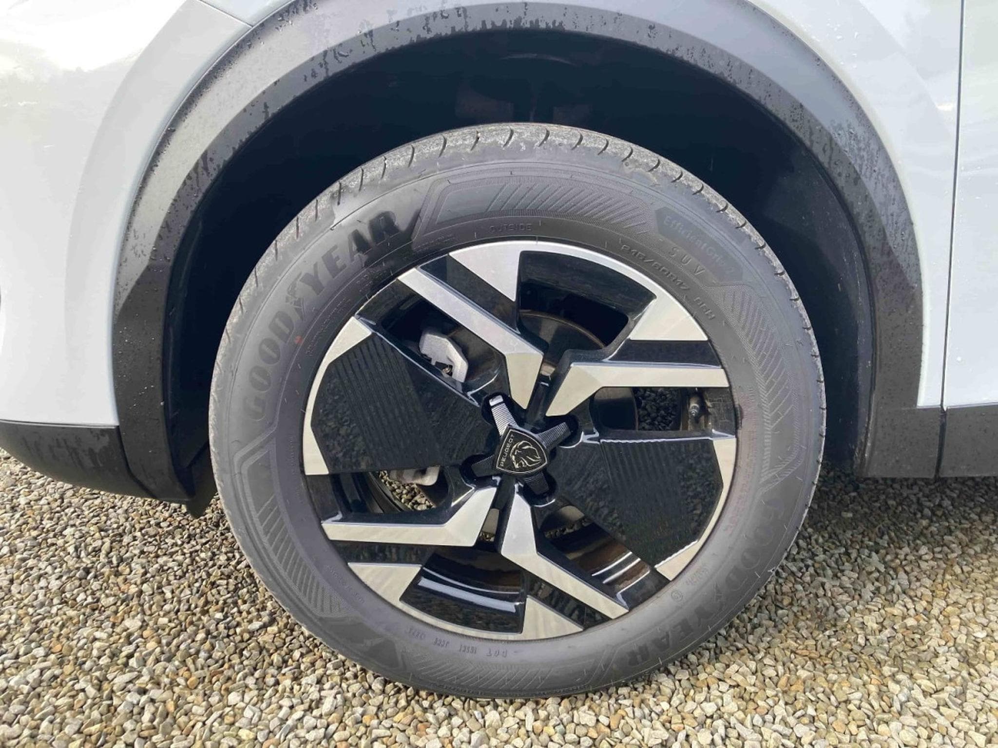 Peugeot 2008 1.2 Hybrid 145 E-DSC6 GT (2025) - Photo 7