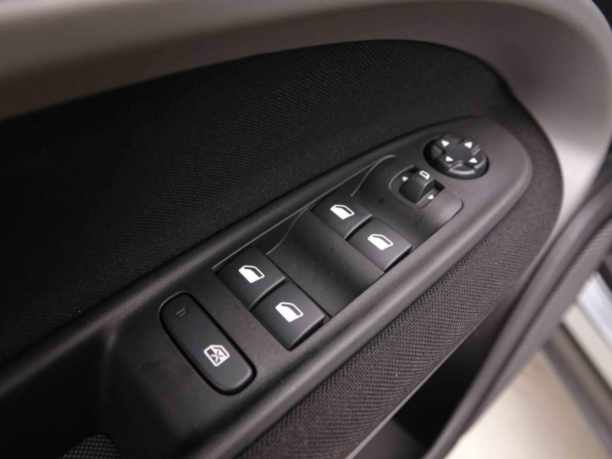 Jeep Avenger 1.2 MHEV DCT Longitide (2025) - Photo 15