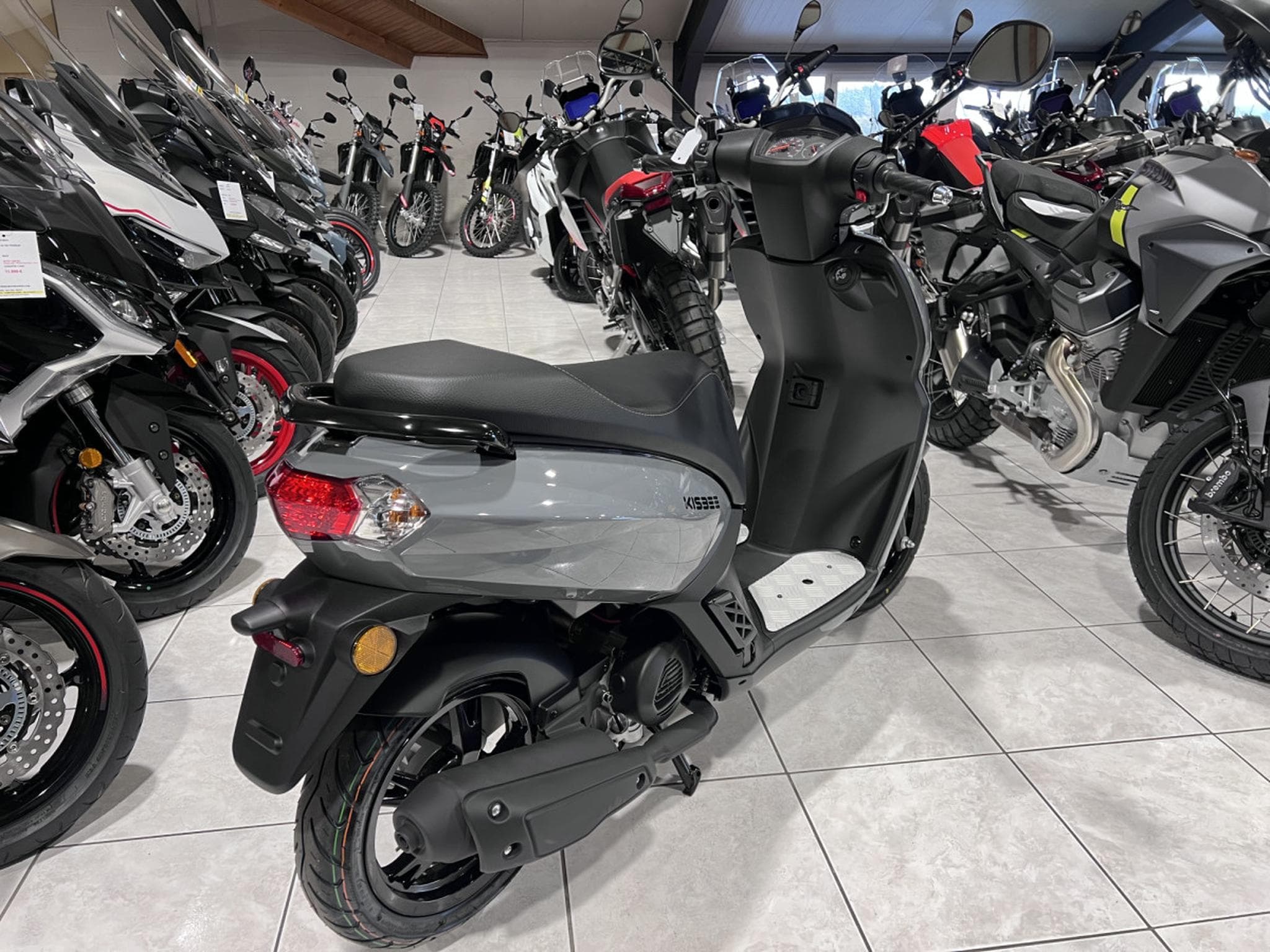 Peugeot Kisbee CL B  45 km/h Meteor Grey (2026) - Foto 3