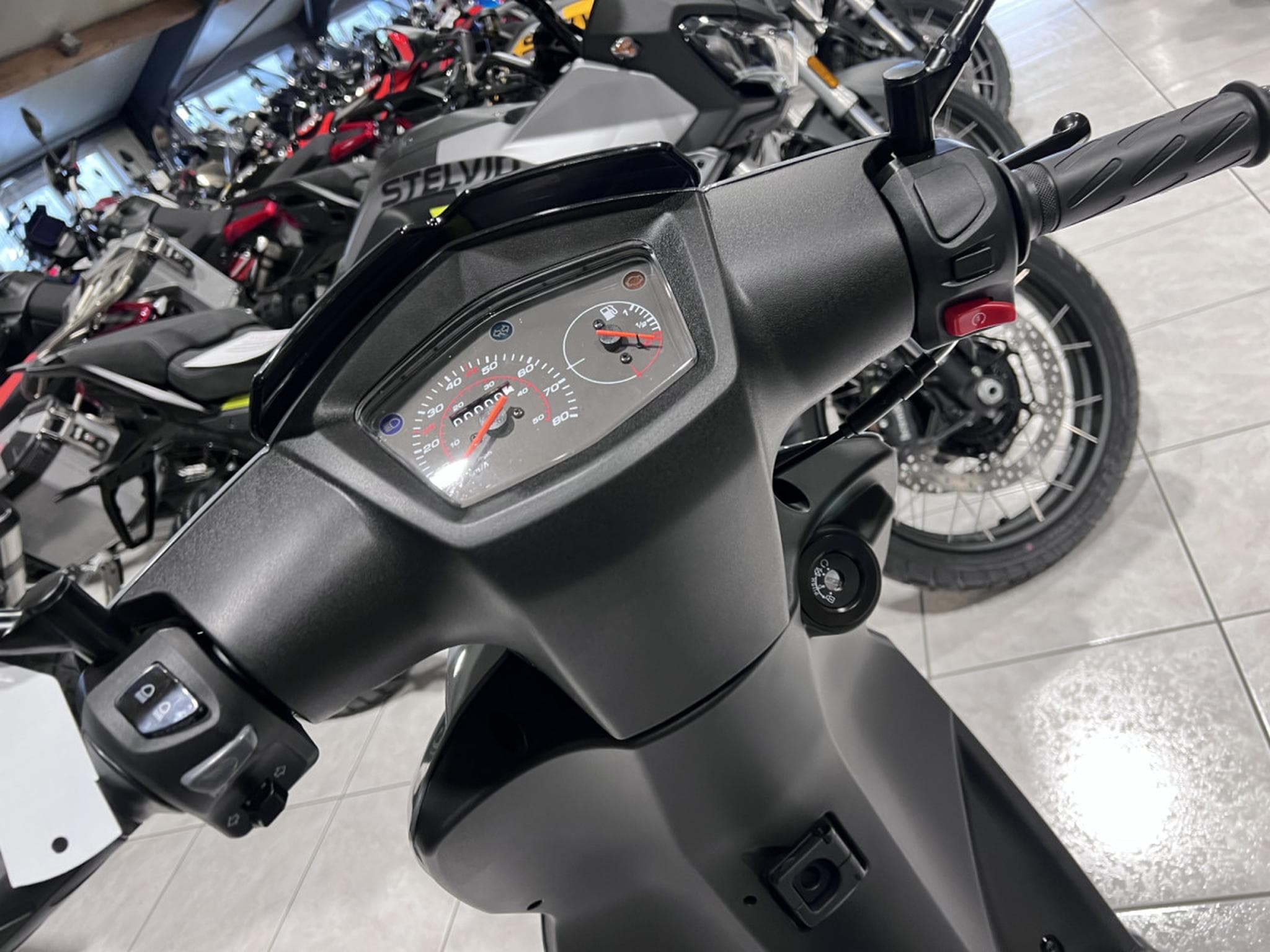 Peugeot Kisbee CL B  45 km/h Meteor Grey (2026) - Foto 6