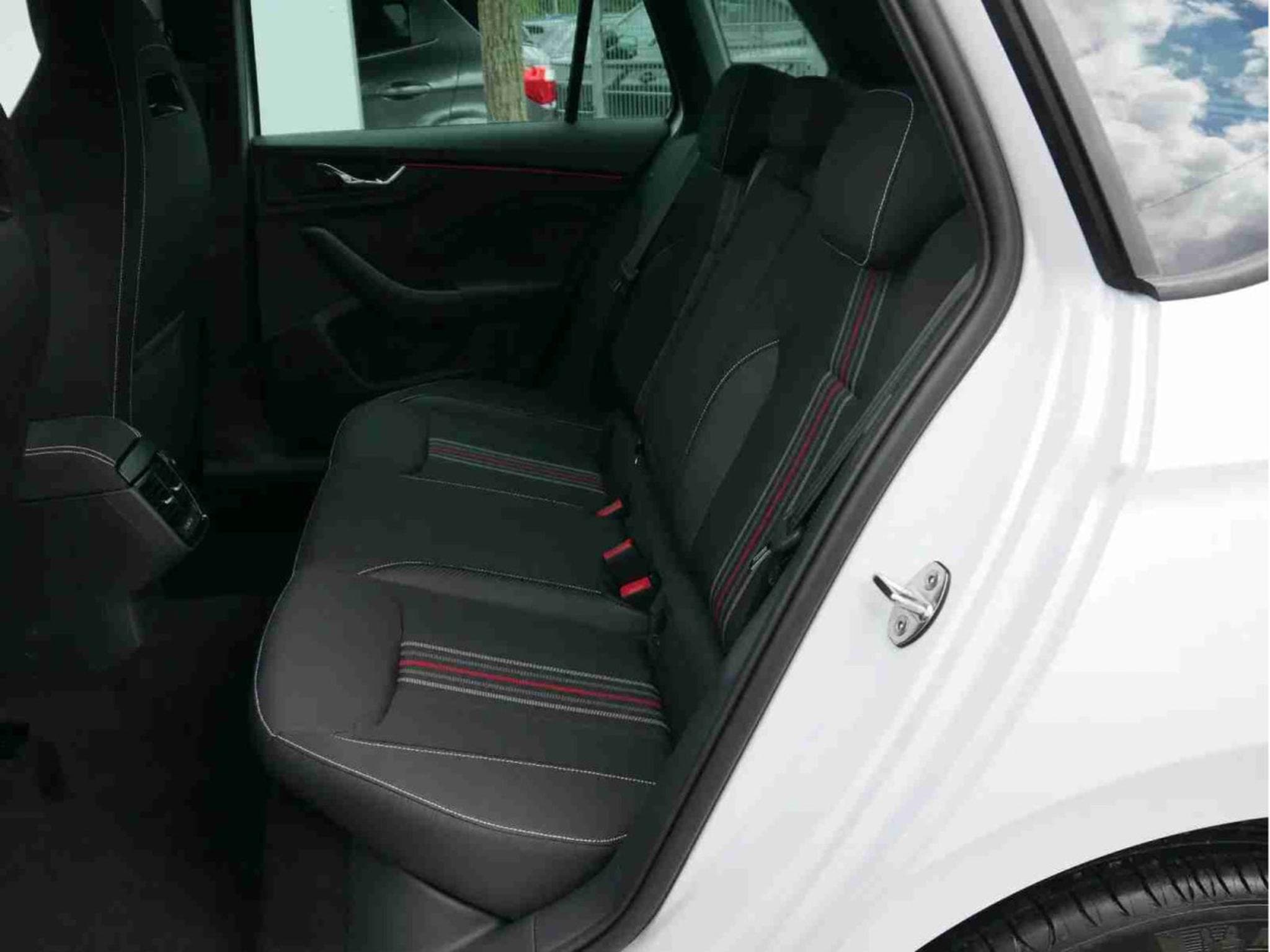 Skoda Kamiq 1.5 TSi 150 DSG Monte Carlo (2026) - Foto 8