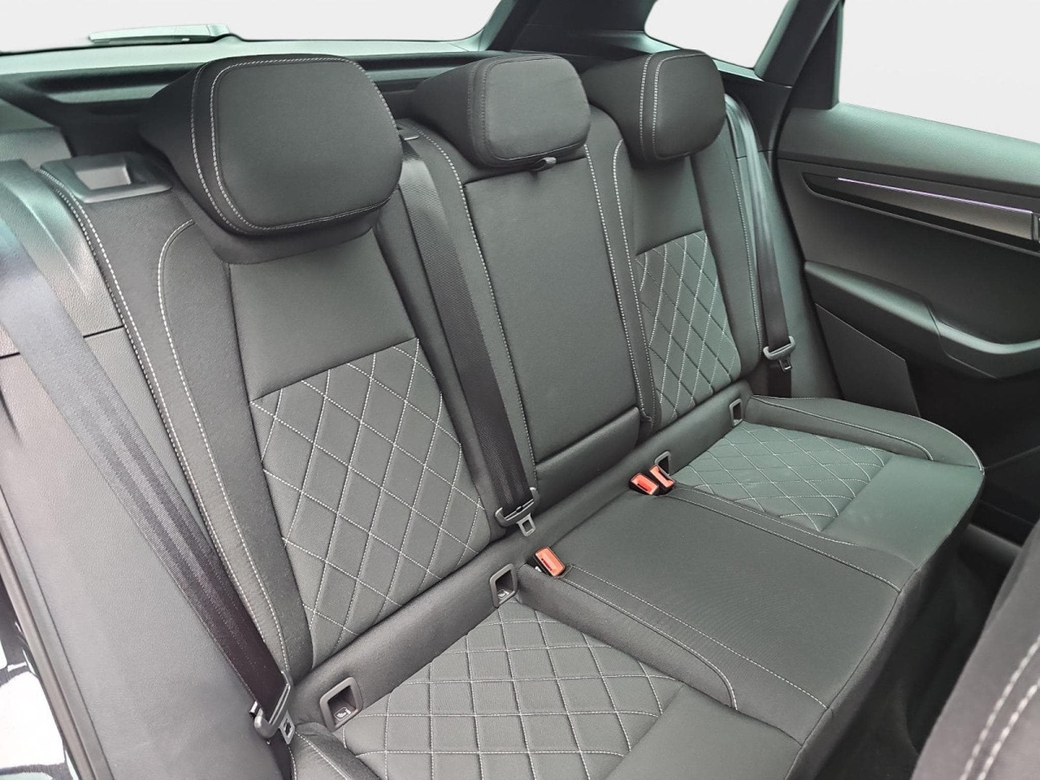 Skoda Karoq 1.5 TSi 150 DSG SPORTLINE (2025) - Foto 16