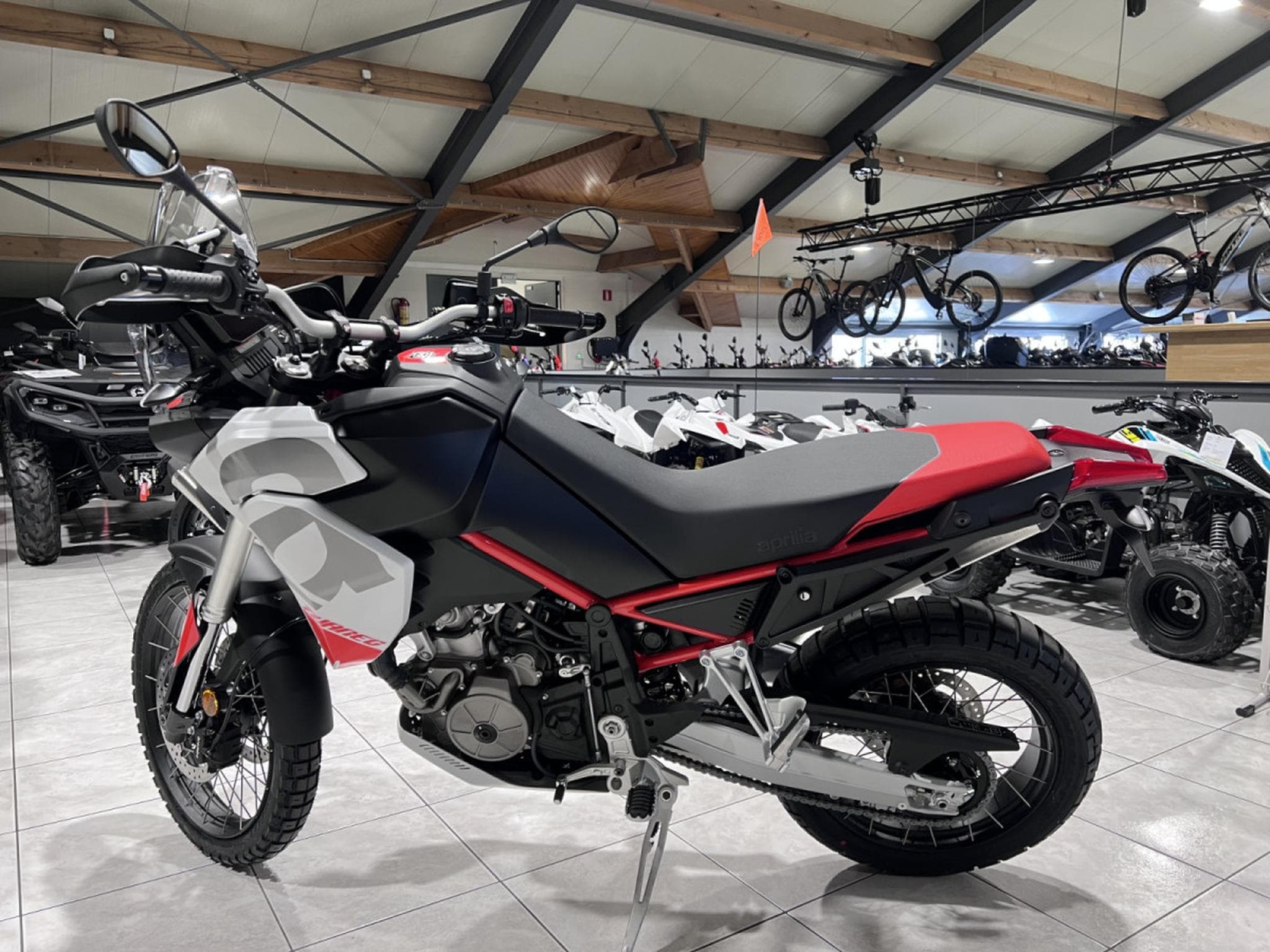 Aprilia Tuareg 660 Hailstrom White disponible aussi en 35 KW (2026) - Photo 4