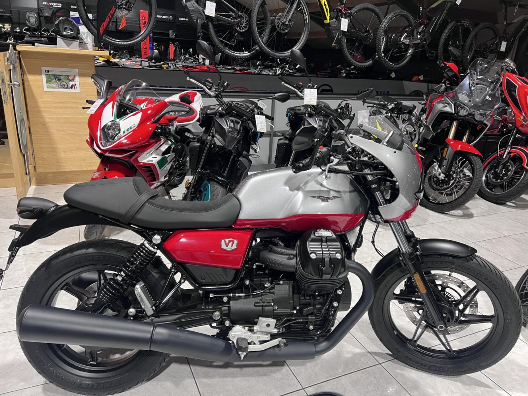 Moto Guzzi V7 CORSA (2026) - Foto 1