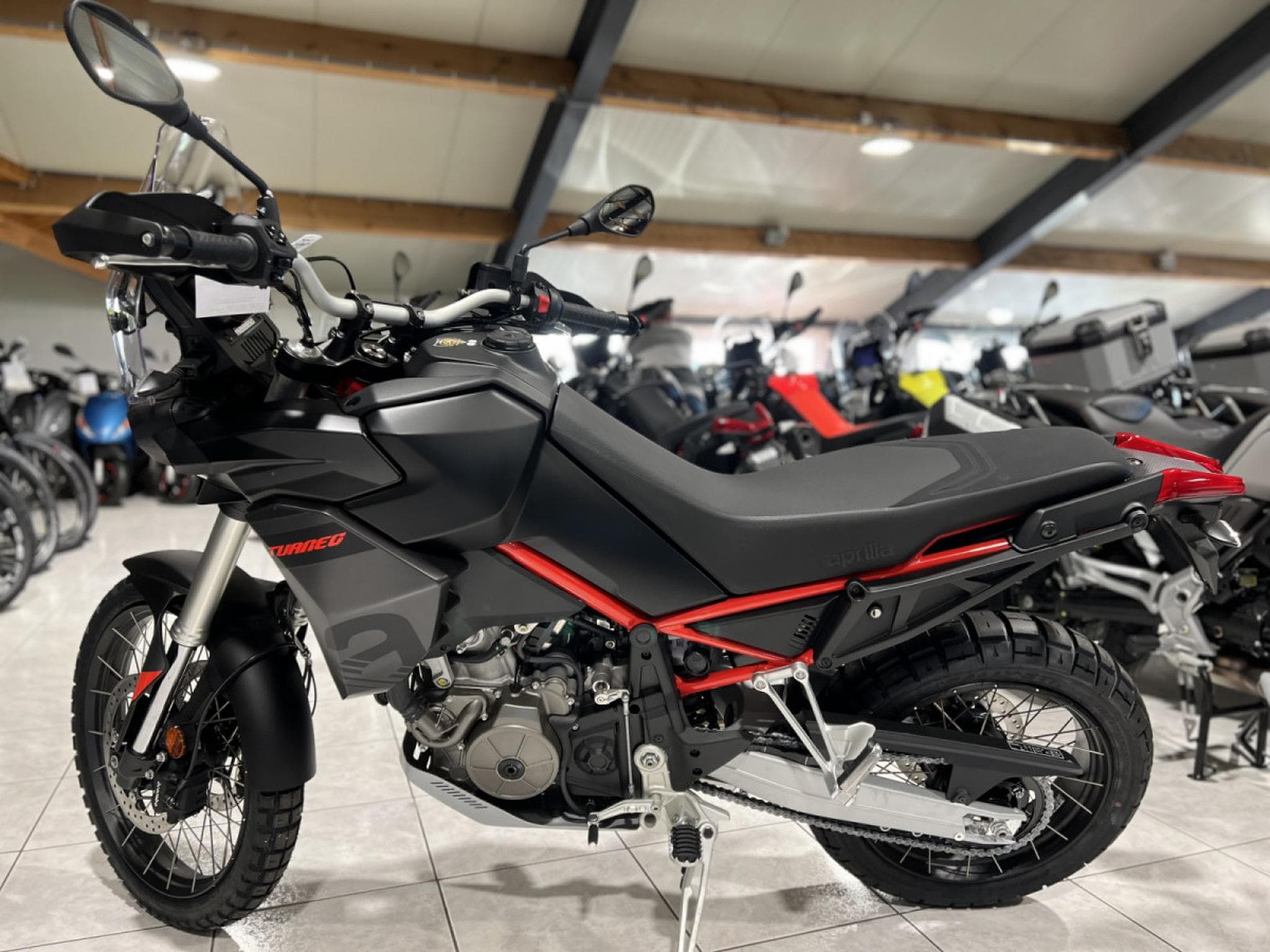 Aprilia Tuareg 660 ATREIDS BLACK disponible aussi en 35 KW (2024) - Foto 4