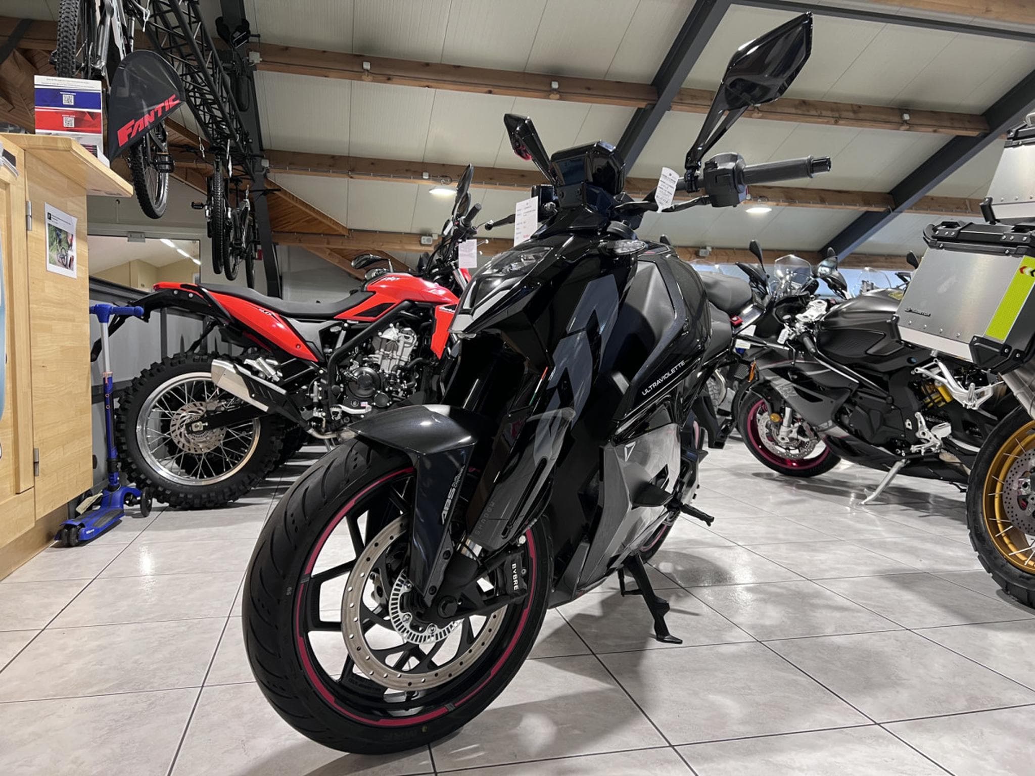 Ultraviolette F77 SuperStreet Cosmic Black (2026) - Foto 2