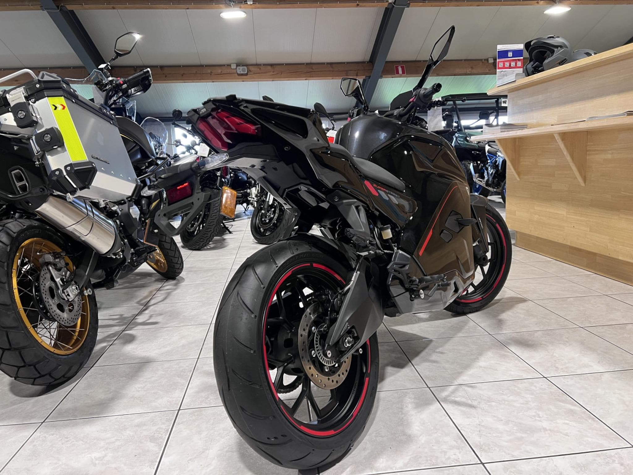 Ultraviolette F77 SuperStreet Cosmic Black (2026) - Foto 3