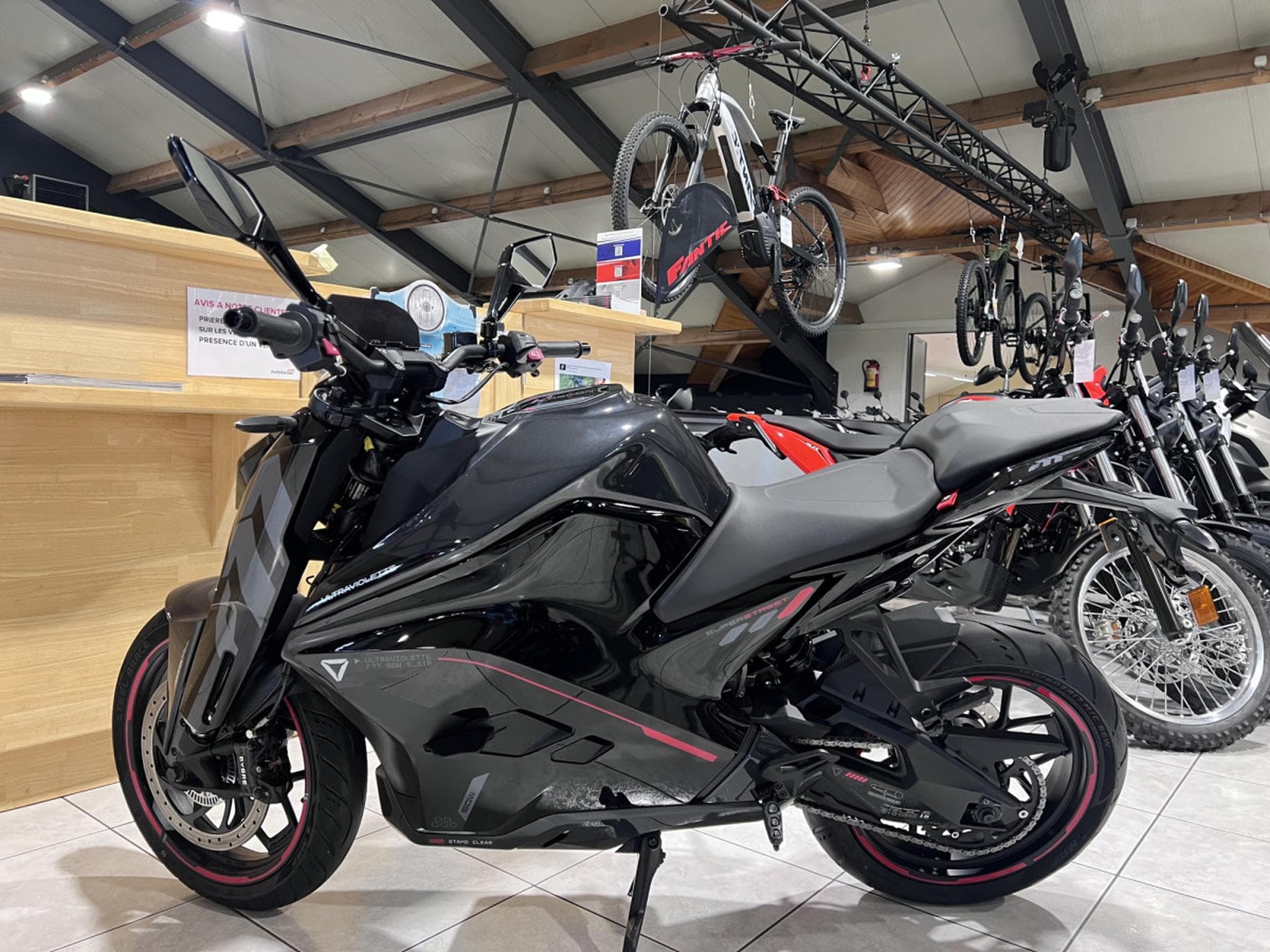 Ultraviolette F77 SuperStreet Cosmic Black (2026) - Foto 4