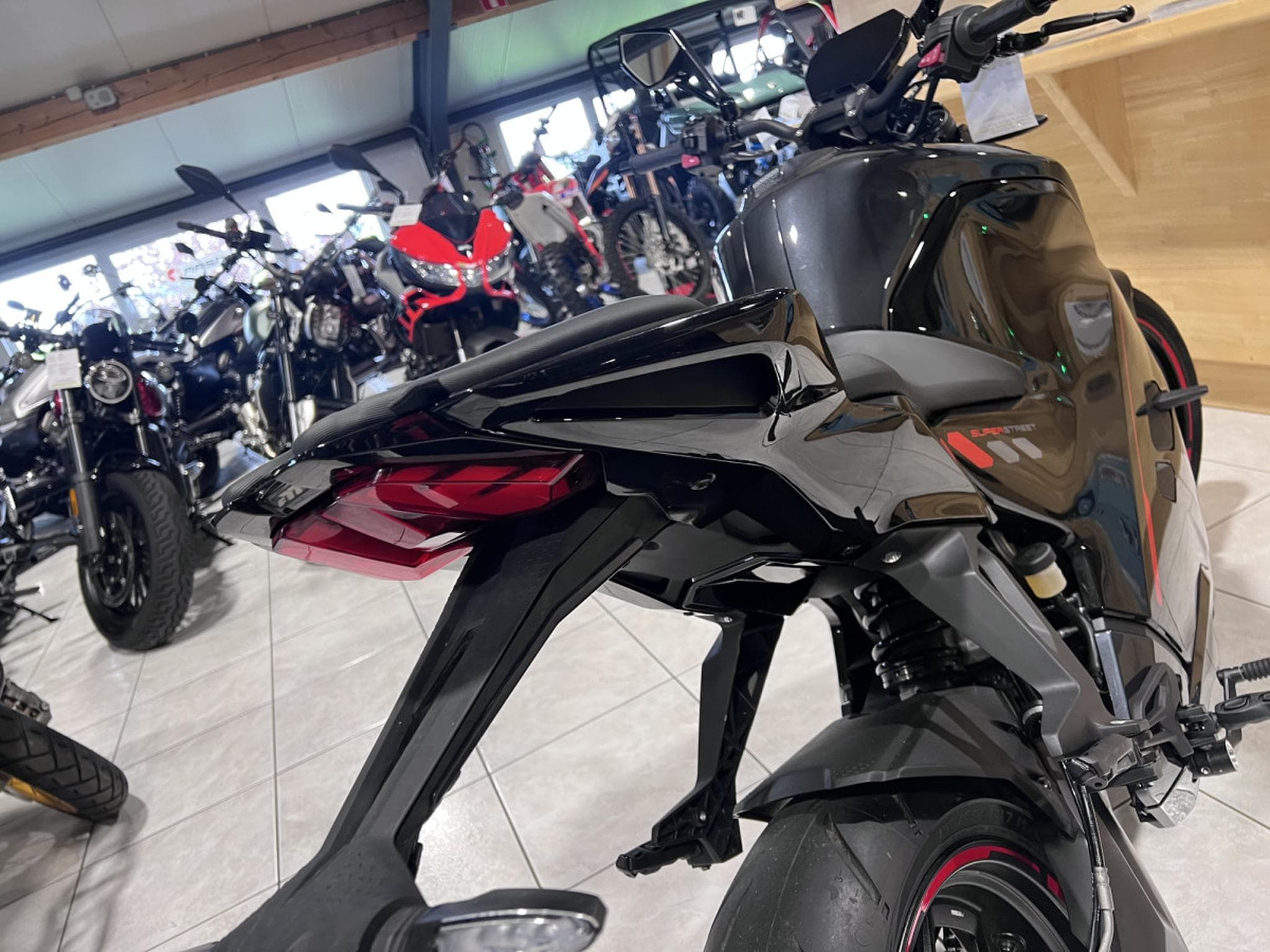 Ultraviolette F77 SuperStreet Cosmic Black (2026) - Foto 5