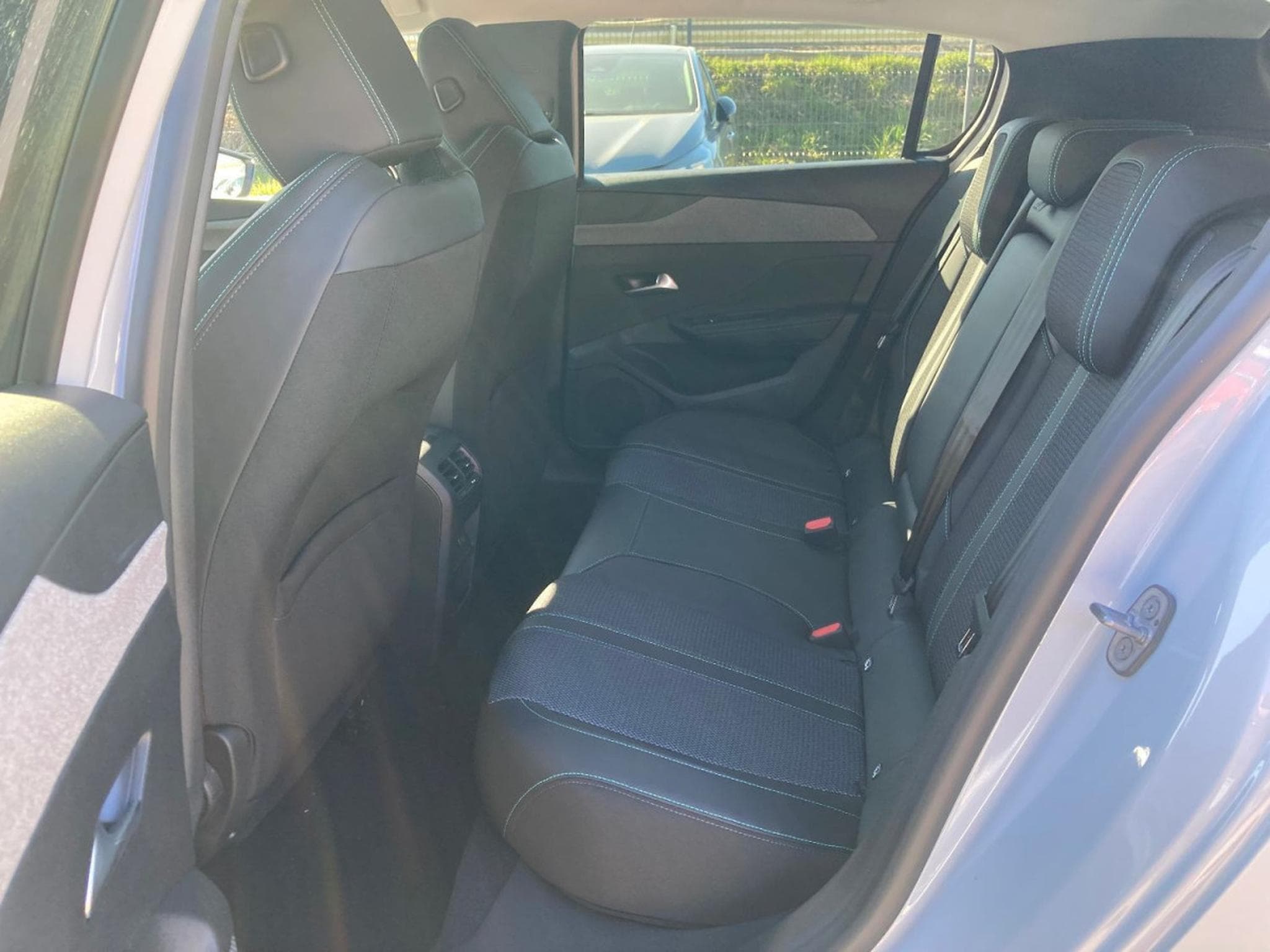 Peugeot 308 1.5 BlueHDI 130 EAT8 ALLURE (2025) - Foto 8