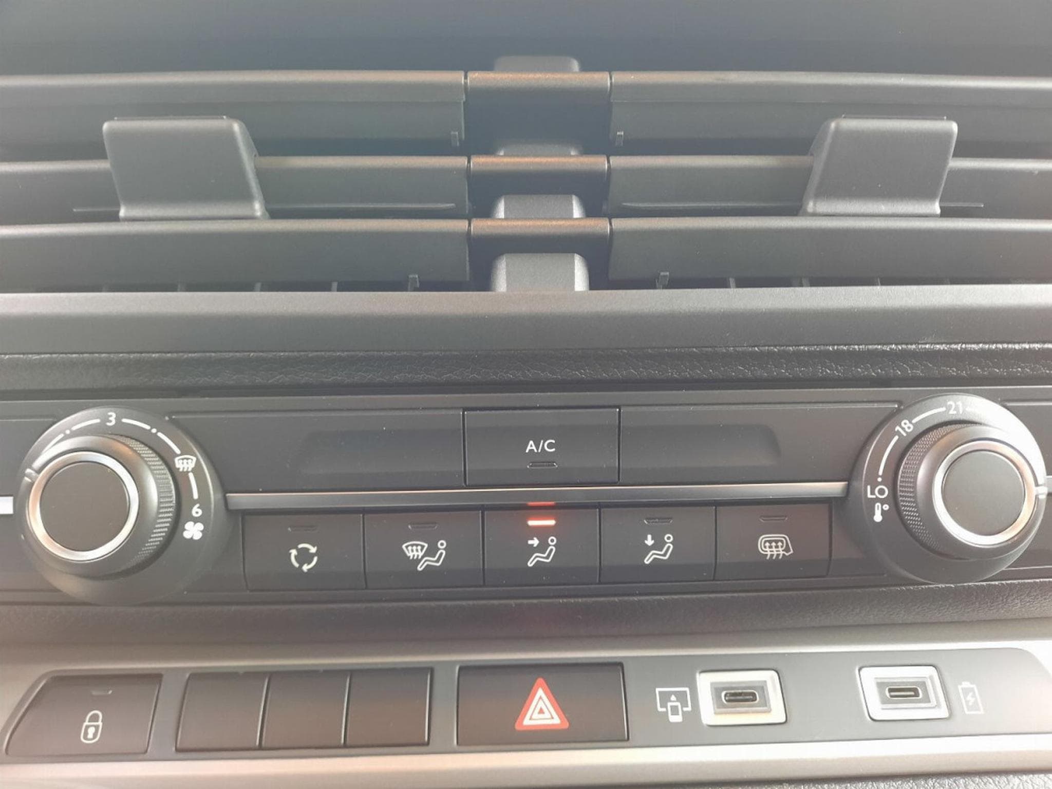 Peugeot Expert 2.0 BlueHDI 180 EAT8 Confort M Doubel Cabine (2025) - Foto 16