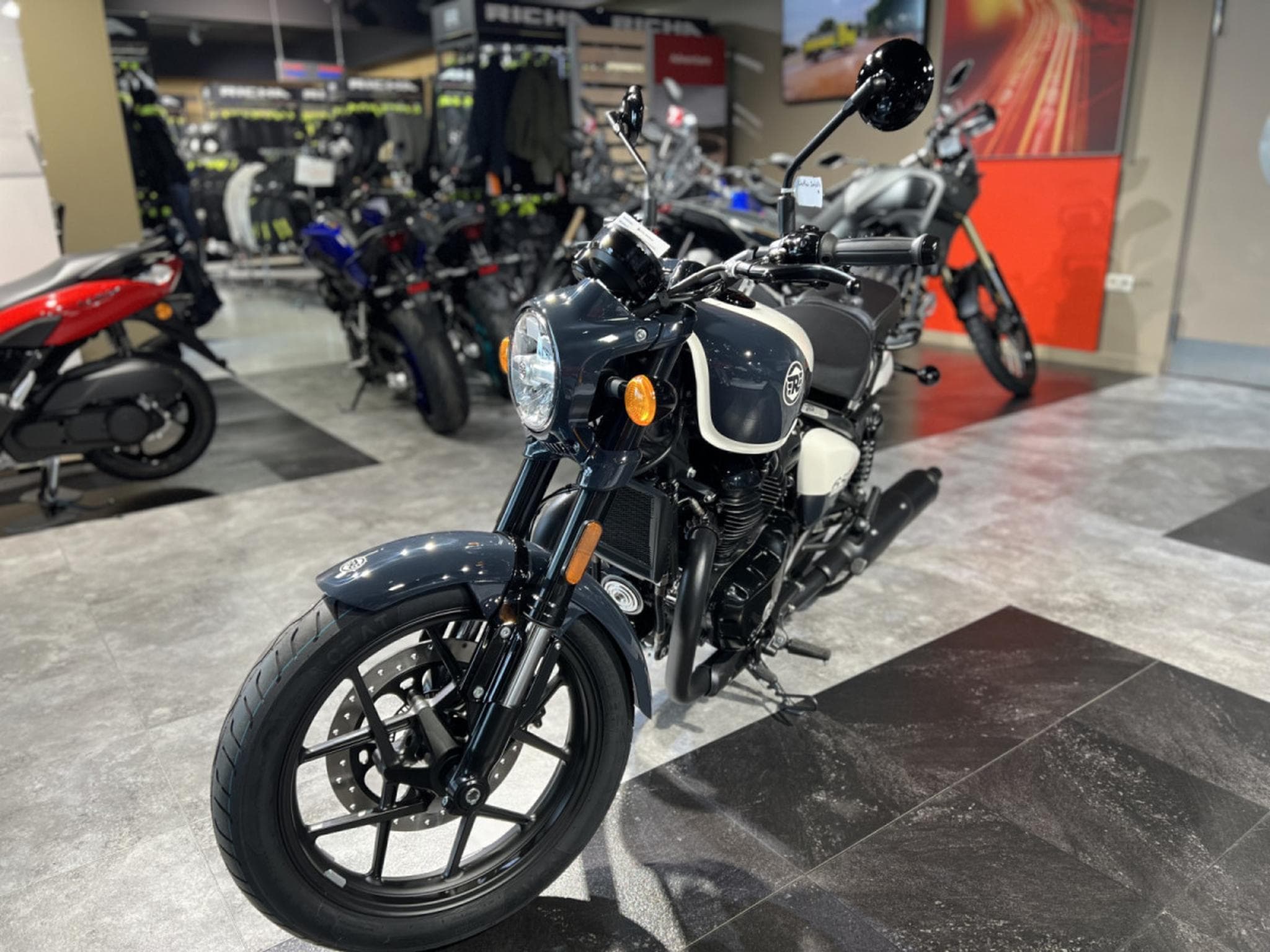 Royal Enfield Shotgun 650 stencil white (2025) - Foto 2