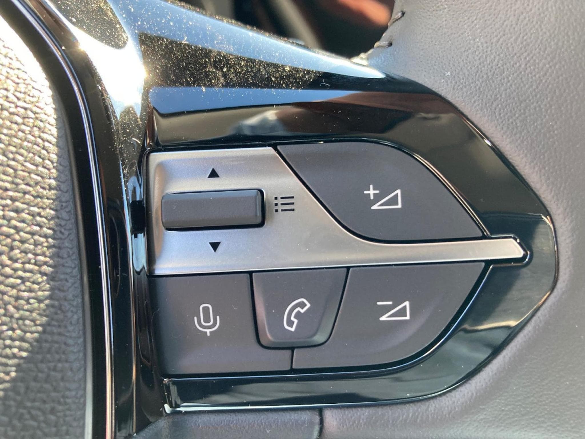 Peugeot 308 1.5 BlueHDI 130 EAT8 ALLURE (2025) - Foto 13