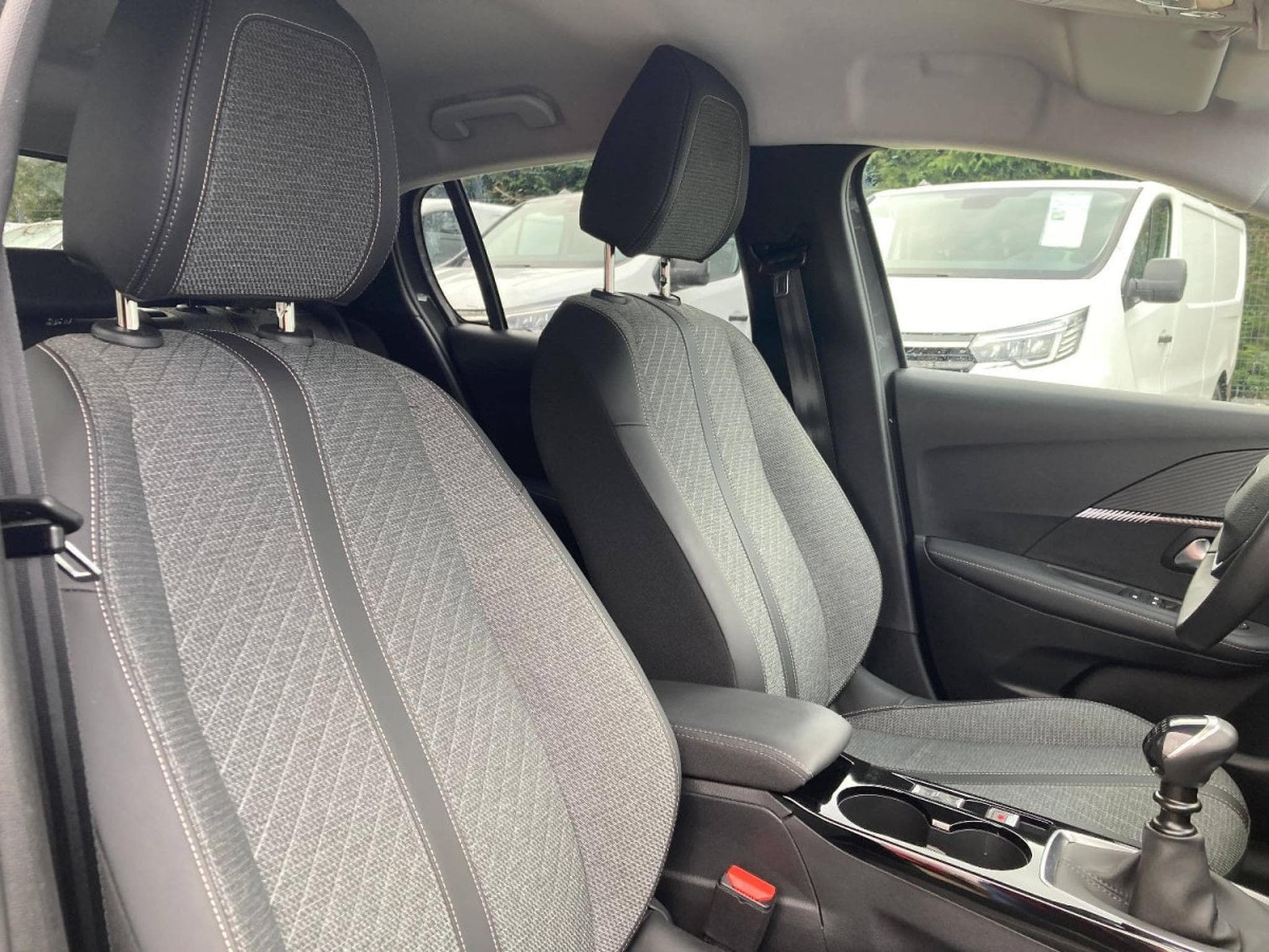 Peugeot 208 1.2 PureTech Hýbrid 110 E-DSC6 Allure (2025) - Foto 17