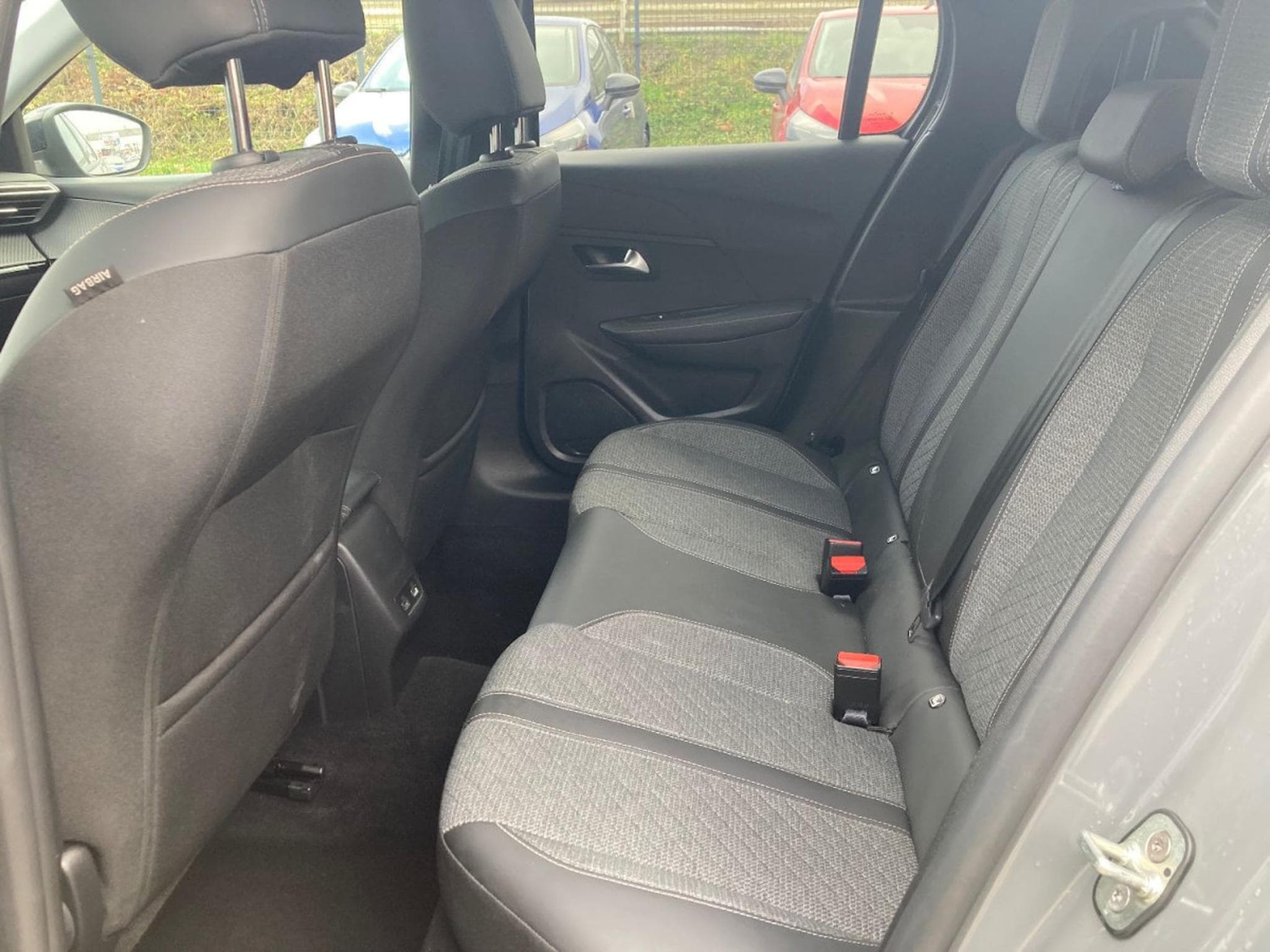 Peugeot 208 1.2 PureTech Hýbrid 110 E-DSC6 Allure (2025) - Foto 18