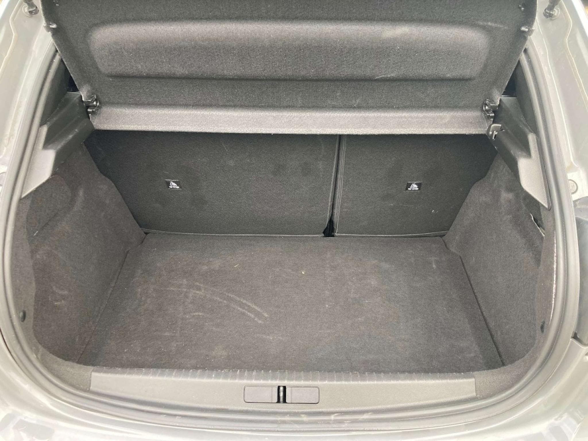 Peugeot 208 1.2 PureTech Hýbrid 110 E-DSC6 Allure (2025) - Foto 19