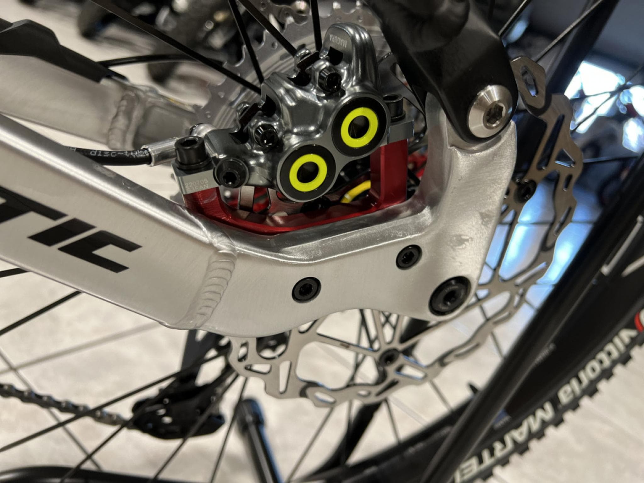 Fantic XEF 1.9 RACE L 720Wh, 29''-27,5'', freins 4 pistons, 90 Nm (2026) - Foto 9