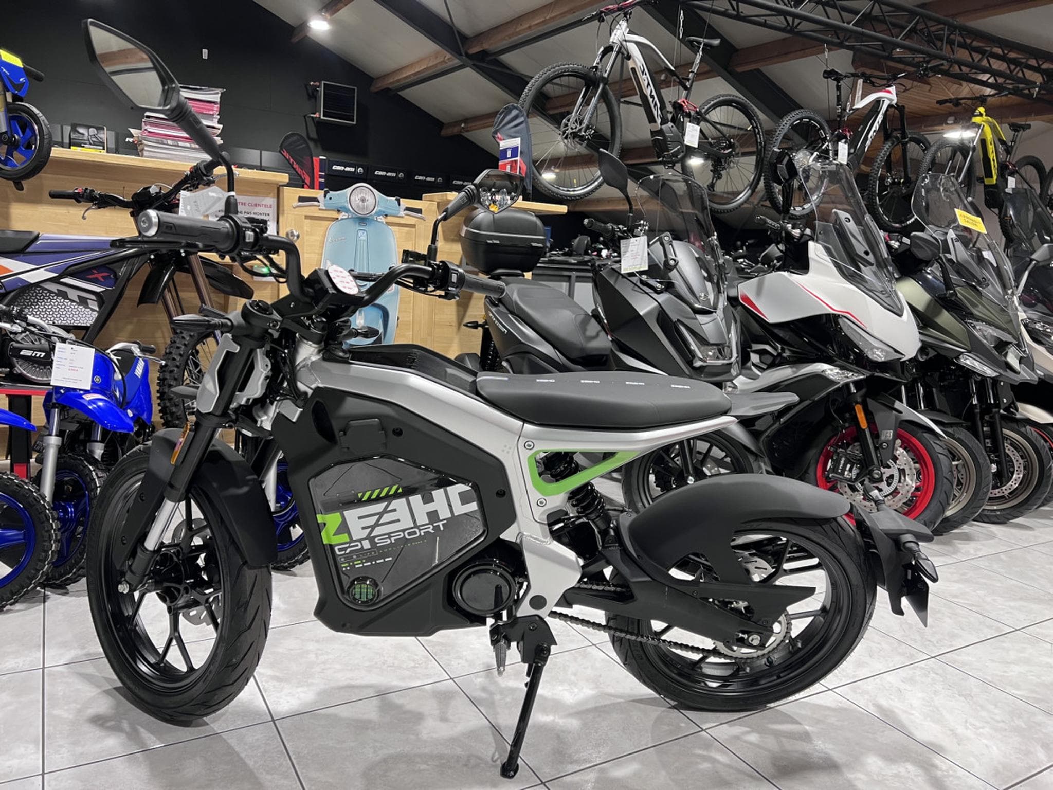 Zeeho C!ty Sport 3500 W ROAD autonomie  74 km  homologuée 45 Km/h. (2026) - Foto 4