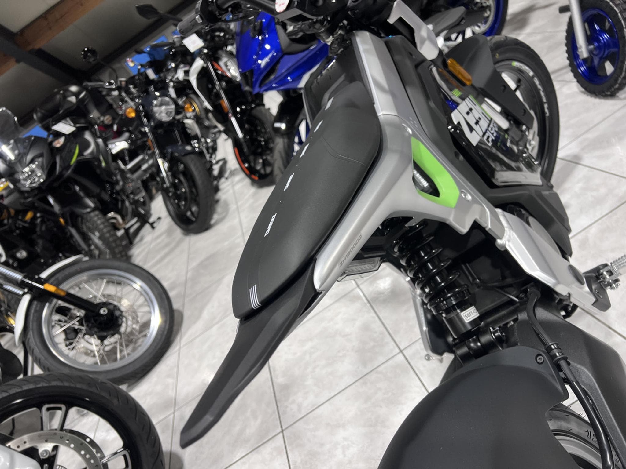 Zeeho C!ty Sport 3500 W ROAD autonomie  74 km  homologuée 45 Km/h. (2026) - Foto 5