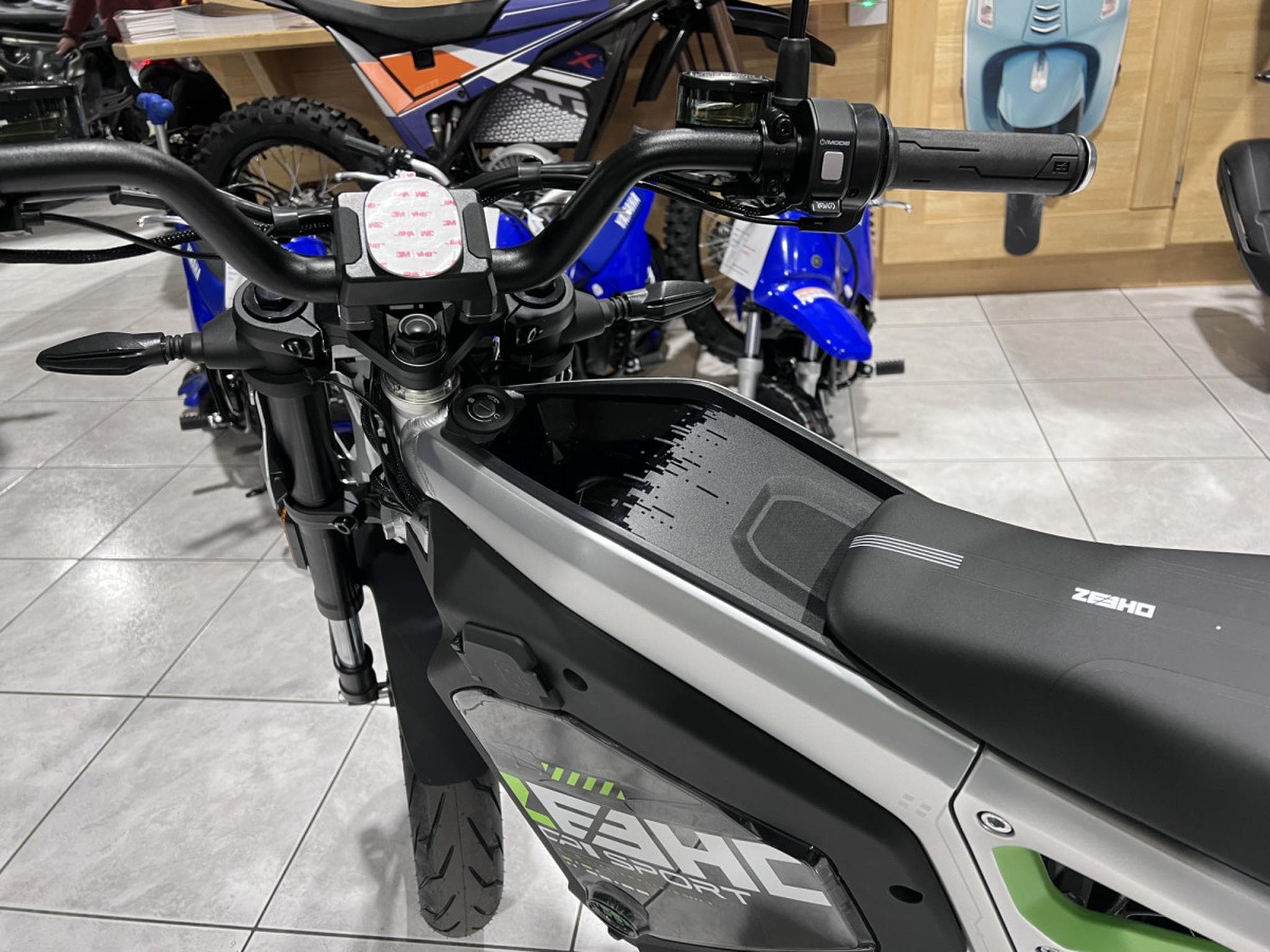 Zeeho C!ty Sport 3500 W ROAD autonomie  74 km  homologuée 45 Km/h. (2026) - Foto 6