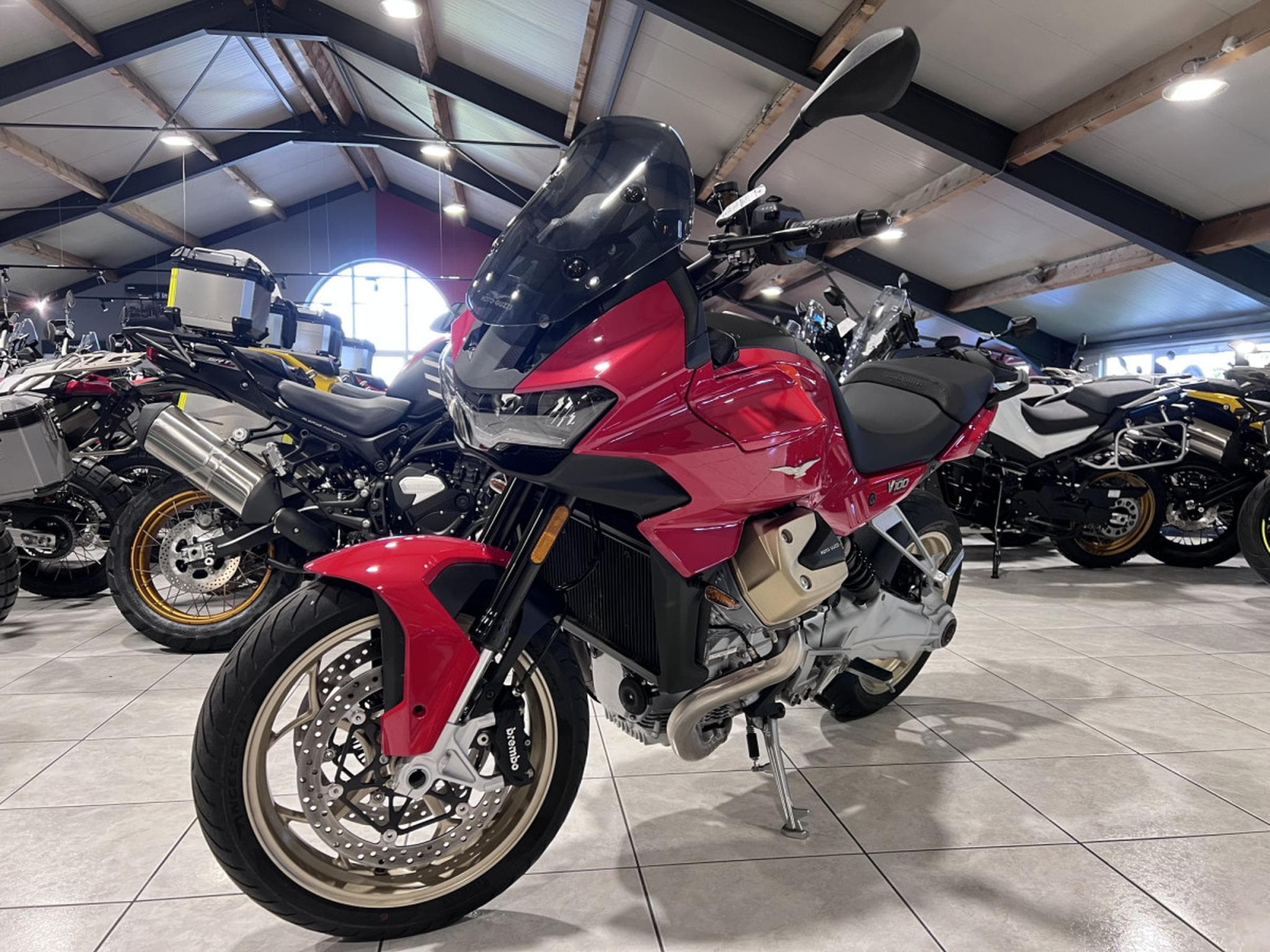 Moto Guzzi V100 MANDELLO ROSSO MAGMA (2024) - Foto 2